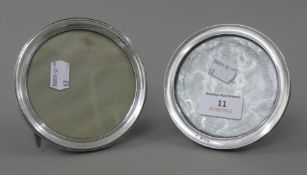 Two circular silver photograph frames. The largest 11.75 cm diameter.