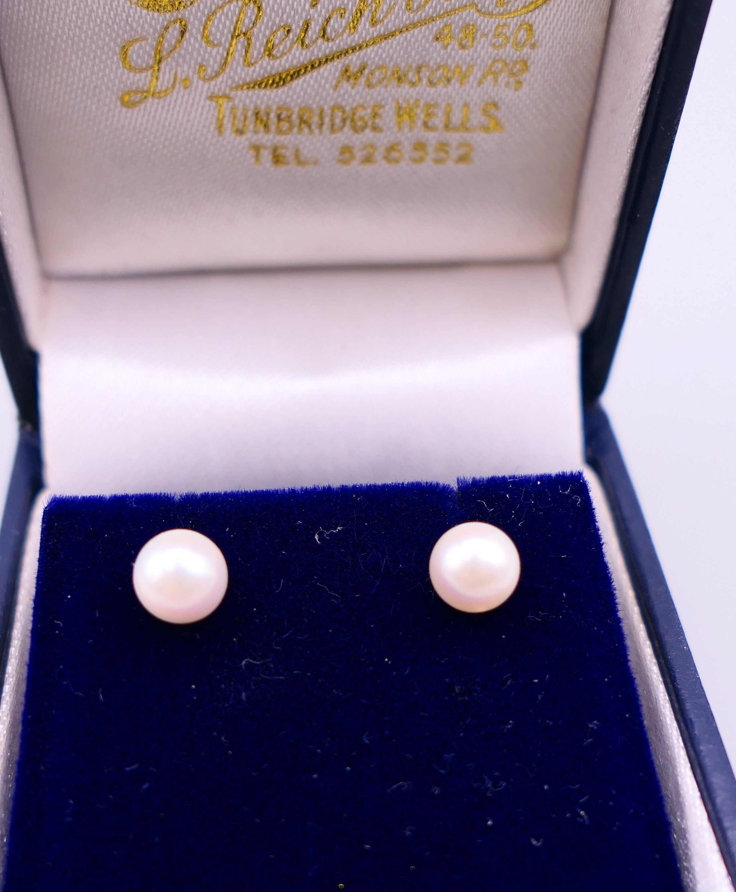 A quantity of pearl earrings. - Image 2 of 3