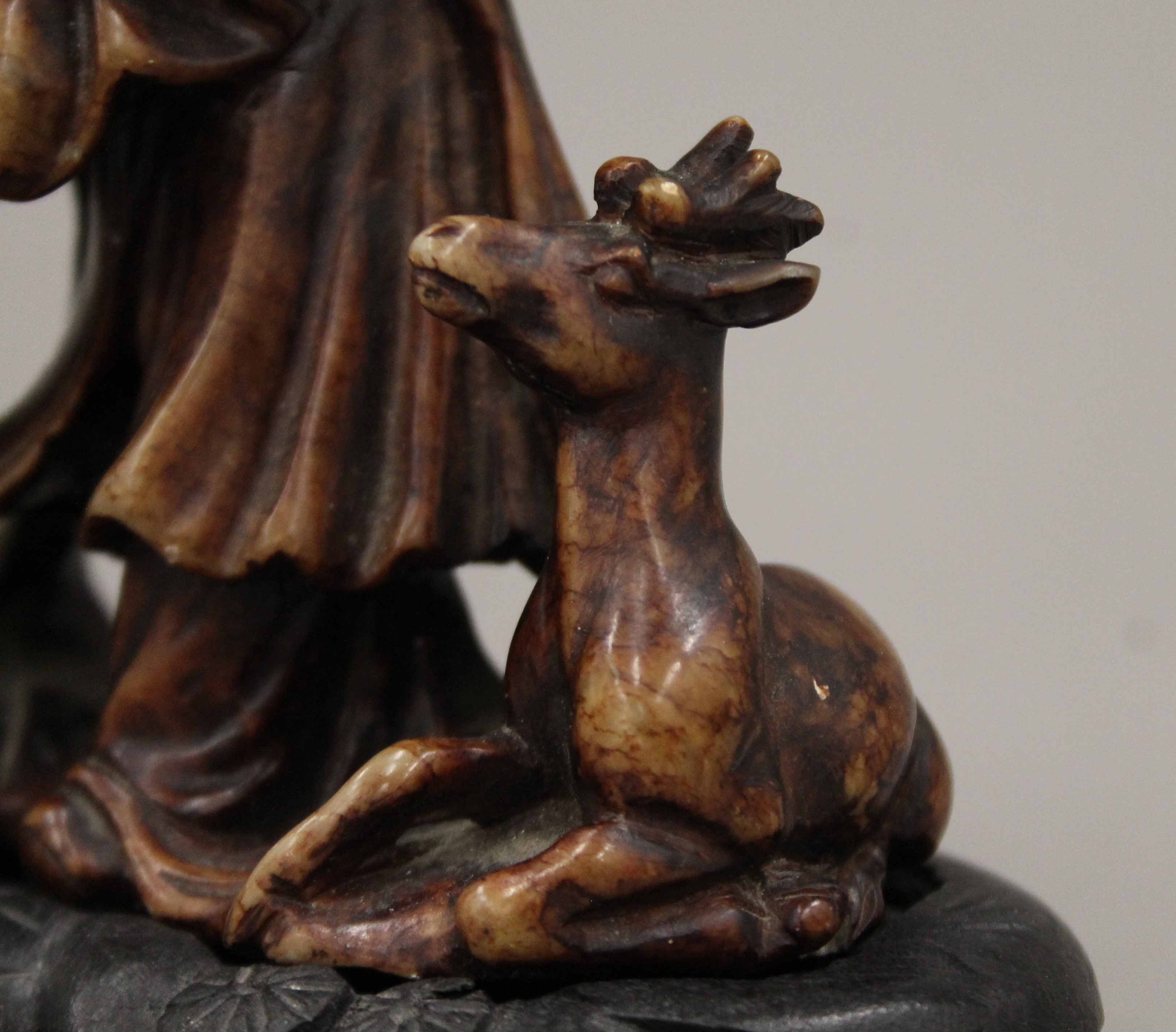 A Chinese carved soapstone group mounted on a carved wooden plinth base. 15 cm high overall. - Image 5 of 9