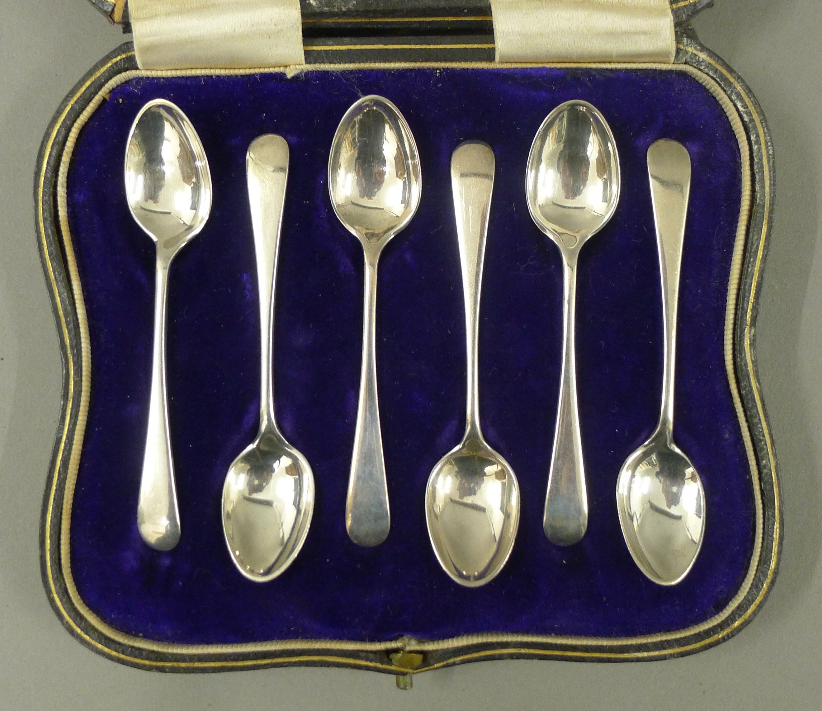 A boxed set of six silver teaspoons. 58 grammes. - Image 2 of 7