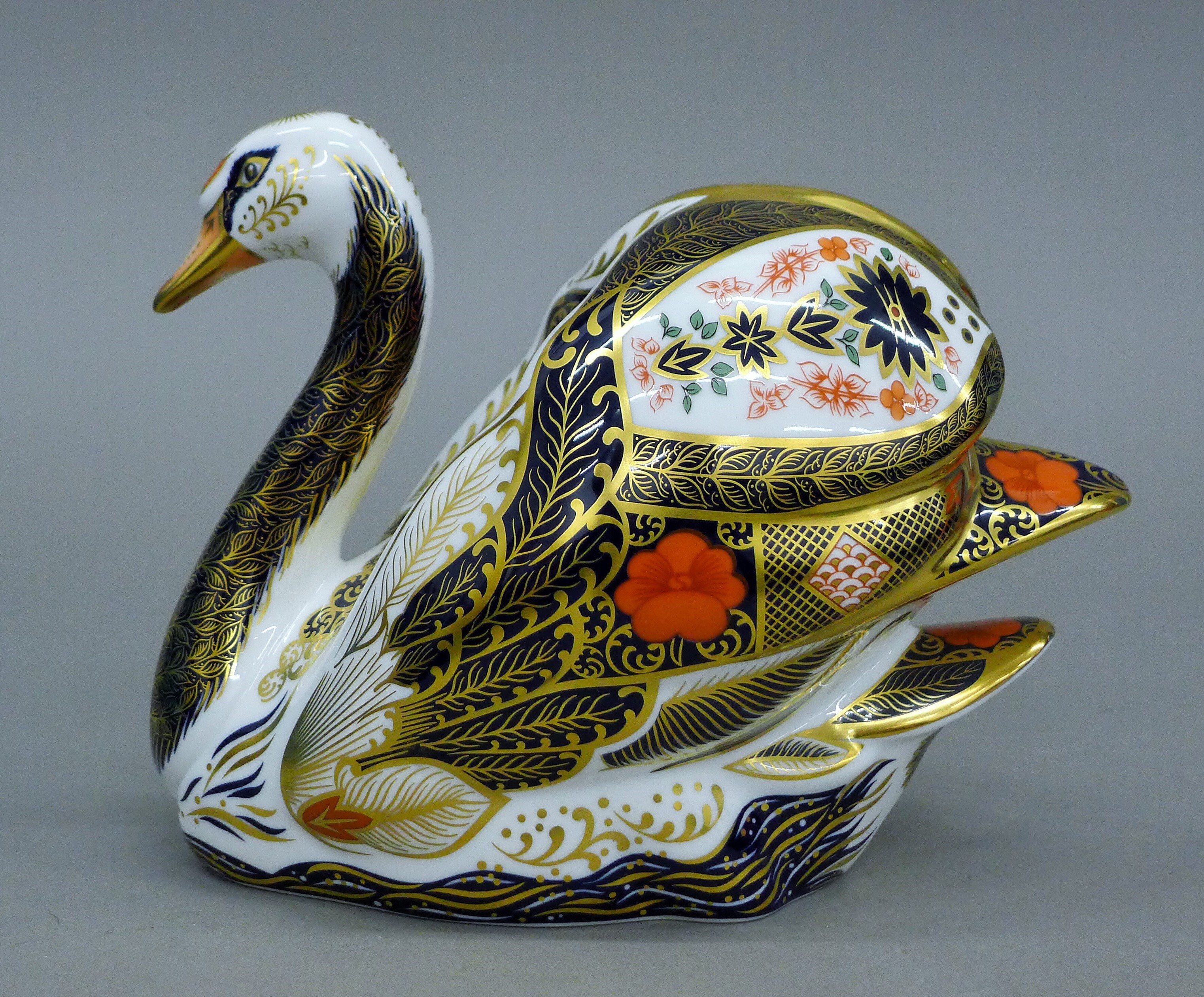 A boxed Royal Crown Derby Old Imari Solid Gold Band Swan paperweight. - Image 2 of 5