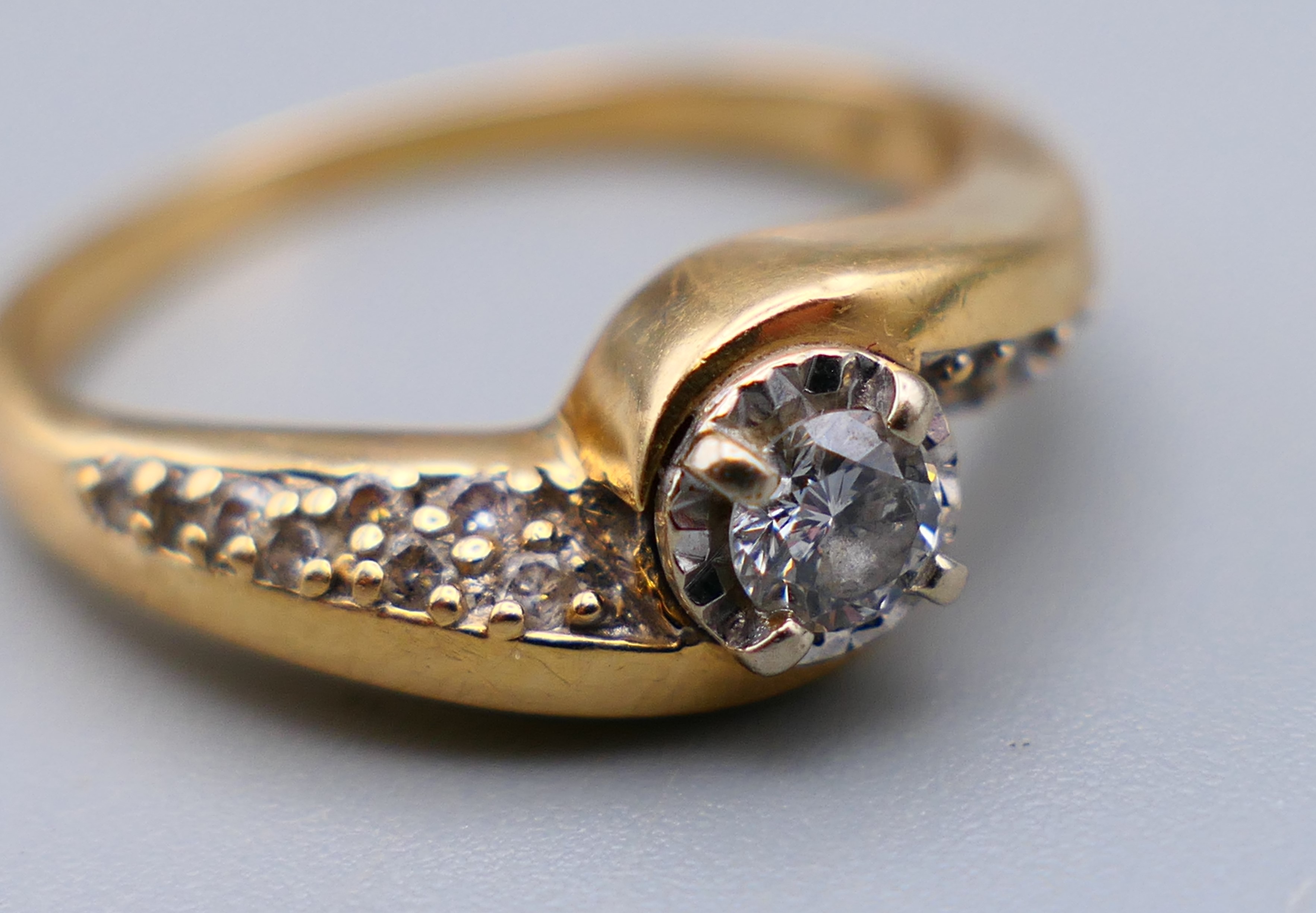 An 18 ct gold and diamond crossover ring, approximately 0.25 carat of diamonds. Ring size P/Q. 4. - Image 6 of 8