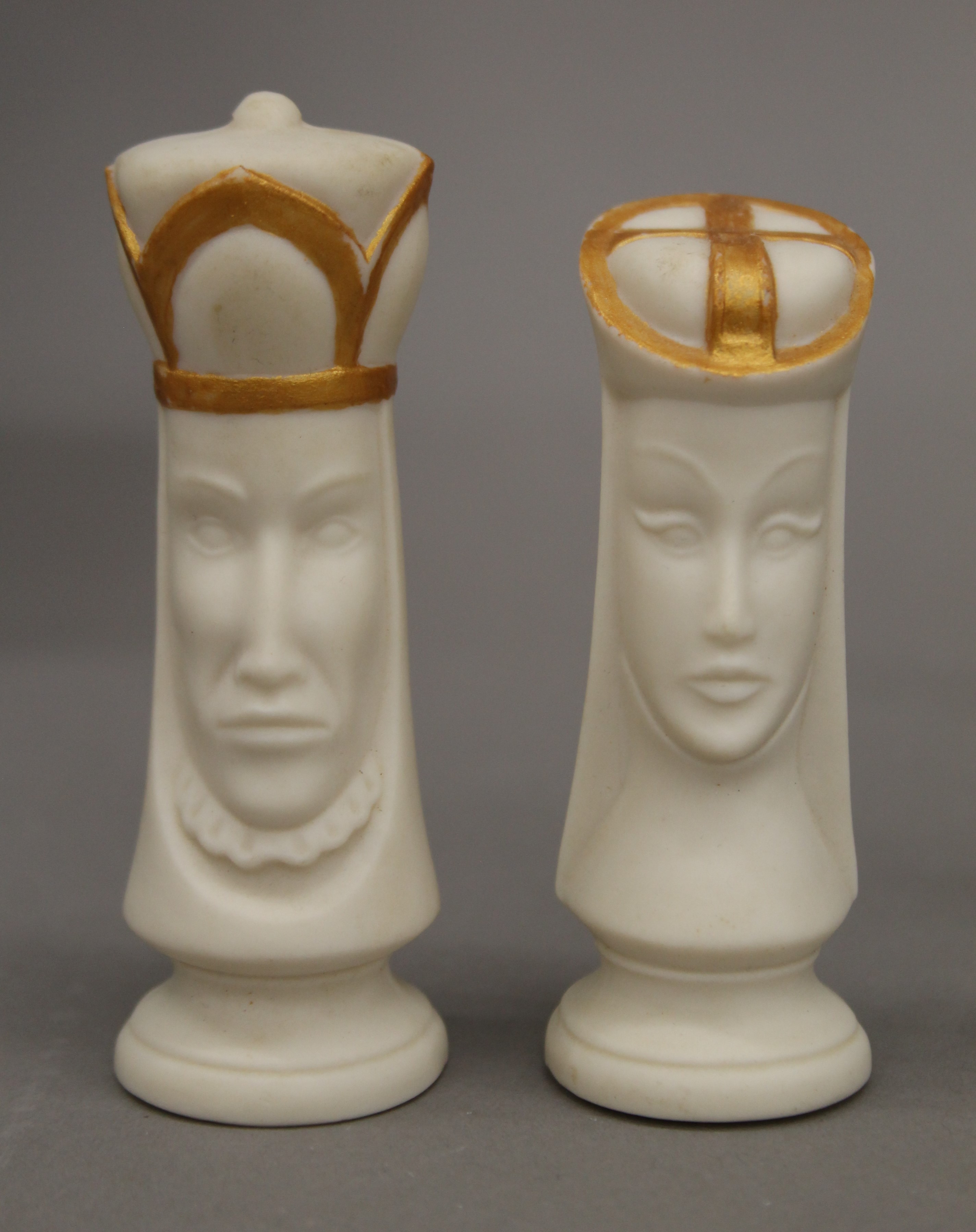 A porcelain chess set. The kings 9 cm high. - Image 3 of 4