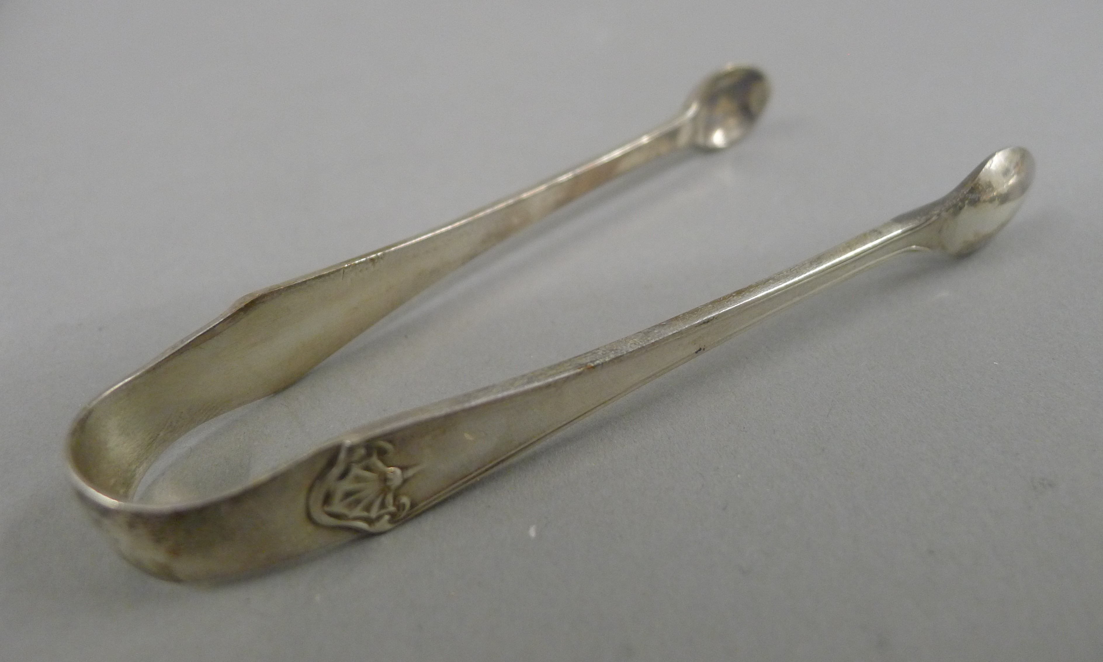 A cased set of six silver teaspoons and sugar tongs. 95.7 grammes. - Image 6 of 7