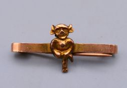 A 9 ct gold leprechaun tie pin/brooch. 3 cm long. 1.5 grammes.