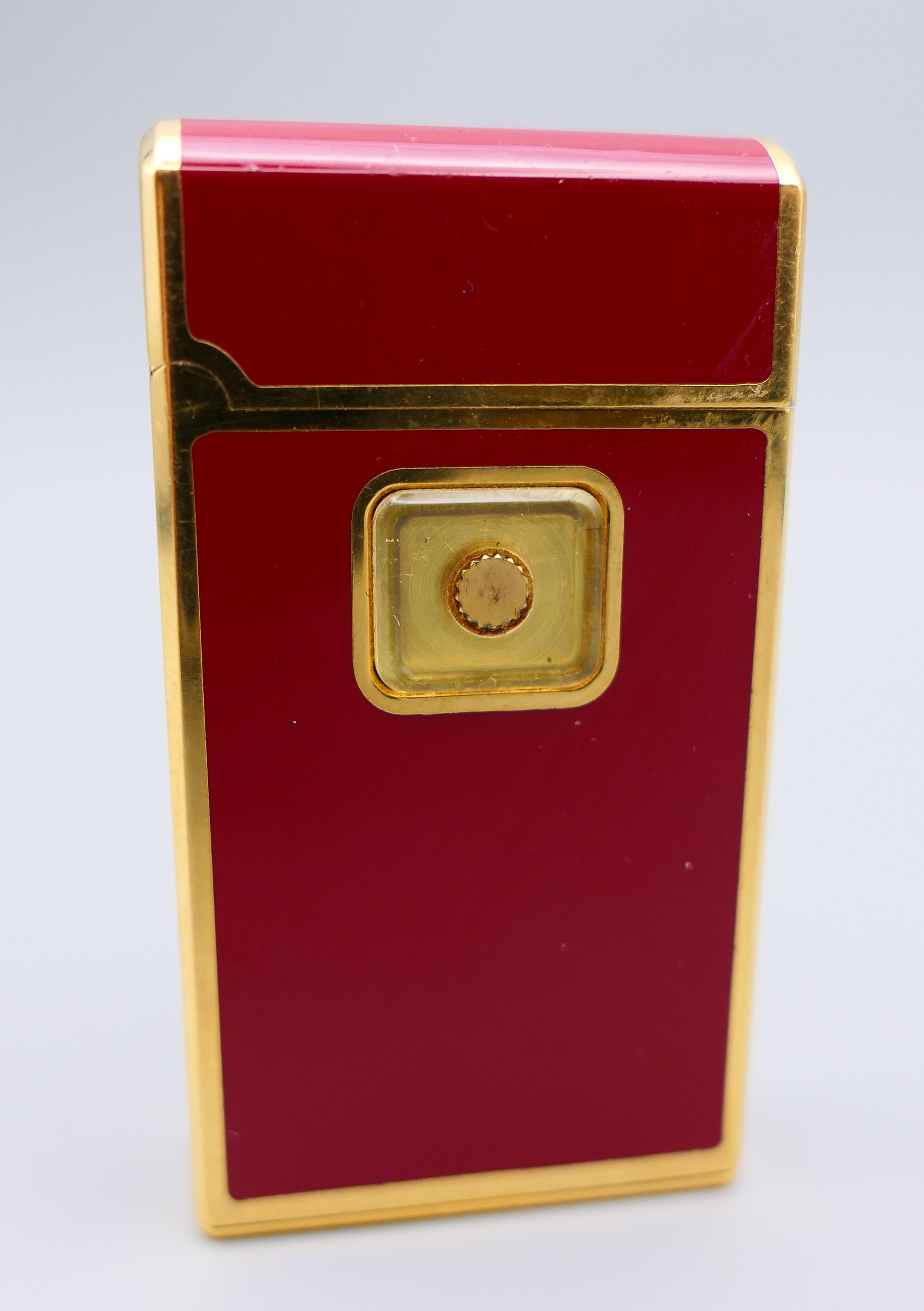 A Colibri of London lighter. 5.25 cm x 3 cm.