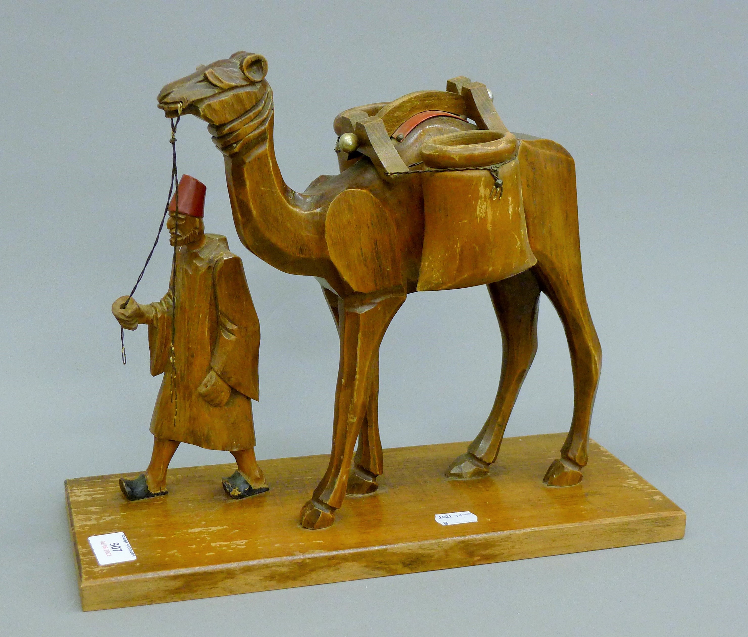 An oak bracket and a wooden model camel. The latter 37 cm long. - Image 2 of 4