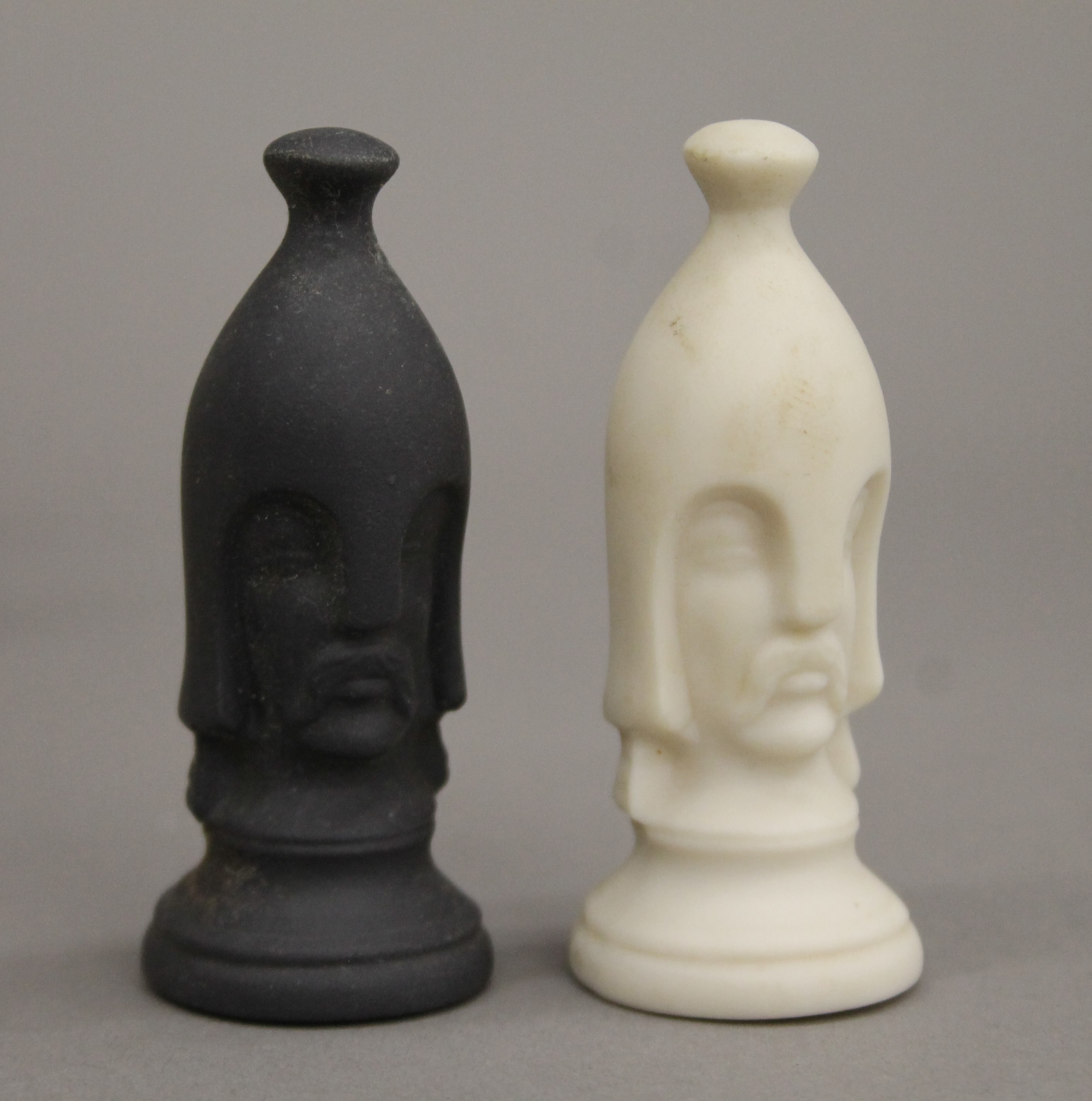 A porcelain chess set. The kings 9 cm high. - Image 2 of 4