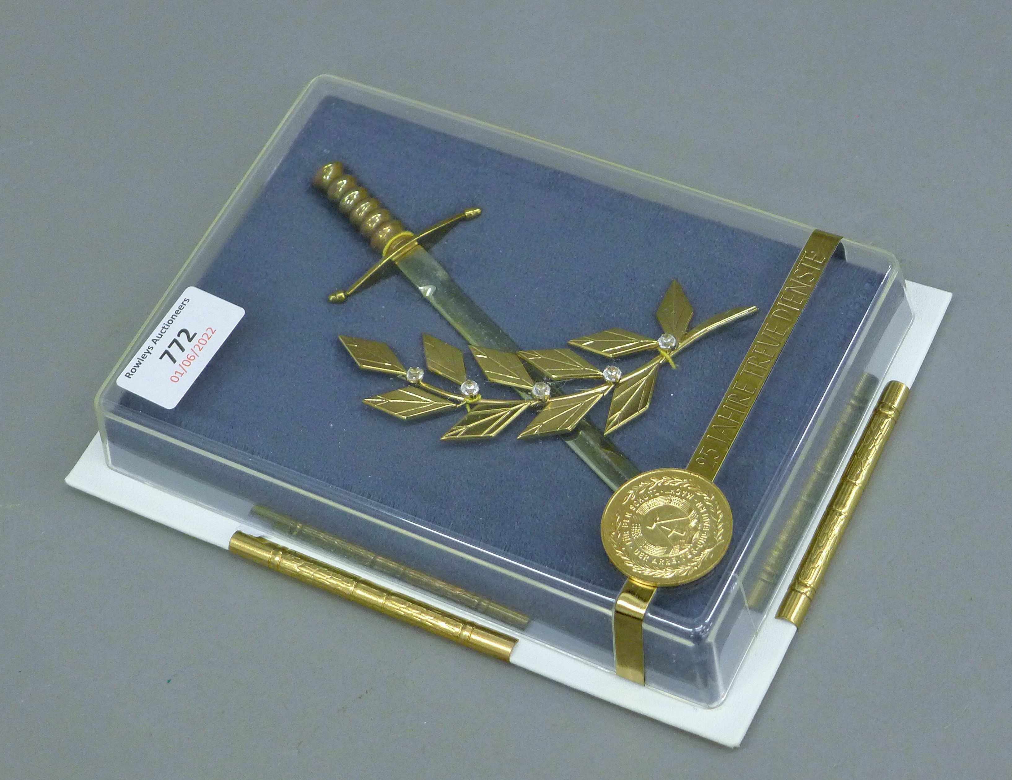 A boxed GDR offices of the NVA (Peoples Army) 25 Years Faithful Service Award. The box 18 cm wide. - Image 3 of 3