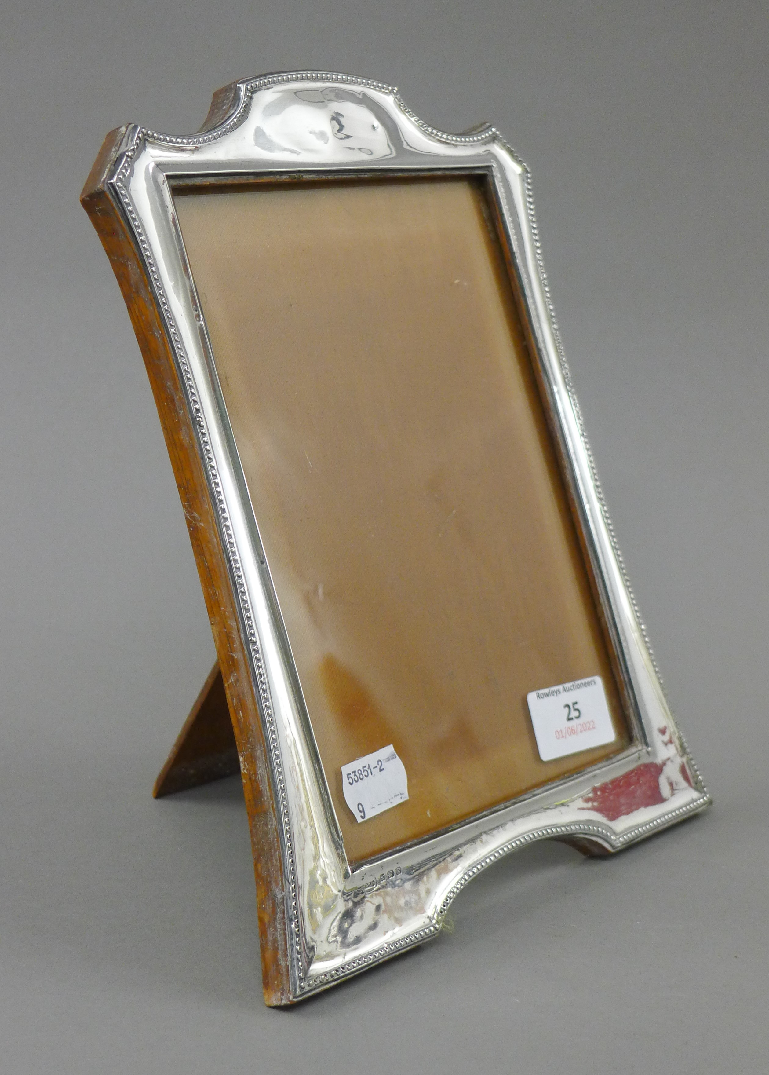 A large silver photograph frame. 25 cm high.
