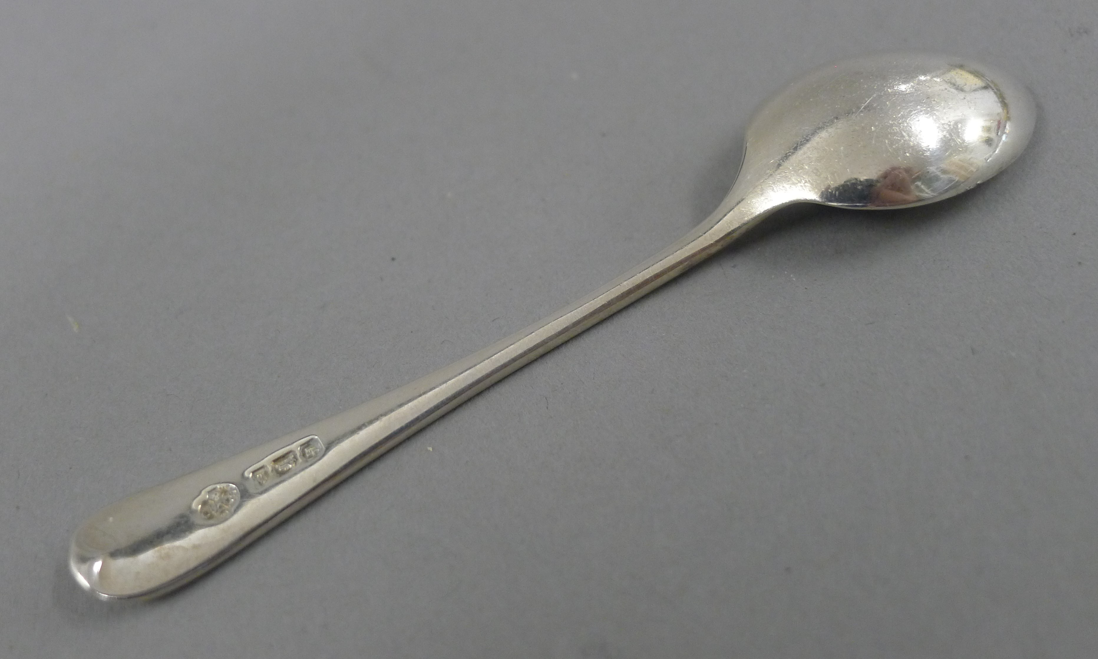 A boxed set of six silver teaspoons. 58 grammes. - Image 5 of 7