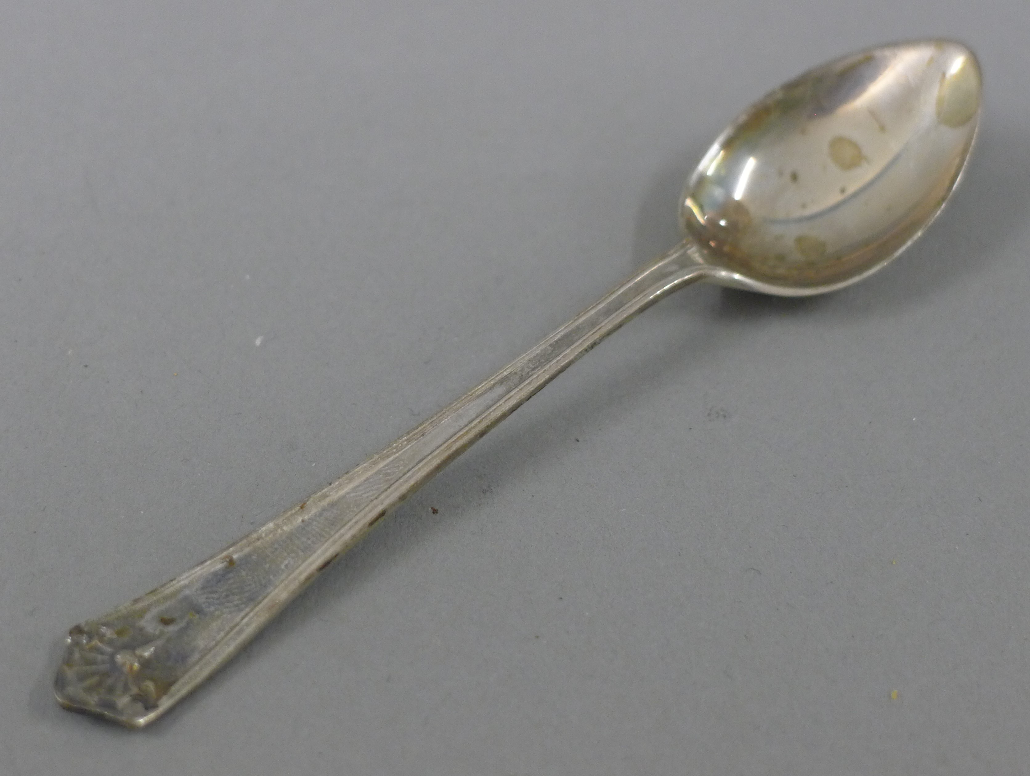A cased set of six silver teaspoons and sugar tongs. 95.7 grammes. - Image 3 of 7