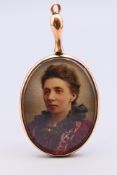 A 9 ct gold portrait pendant. 5 cm high including suspension loop. 8.2 grammes total weight.