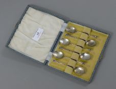 A cased set of silver teaspoons. 42.6 grammes.