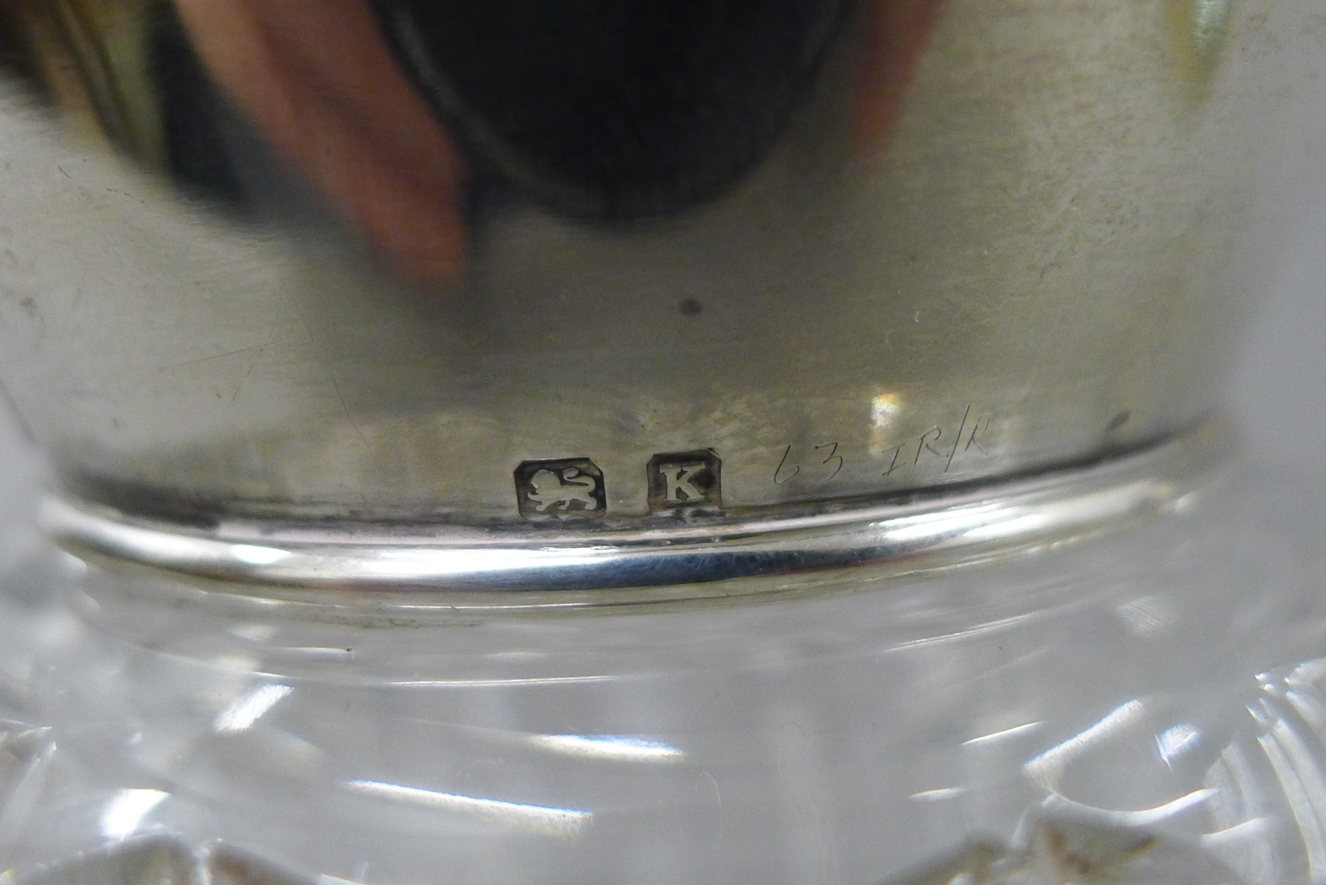A silver topped sugar sifter. 14 cm high. - Bild 5 aus 5