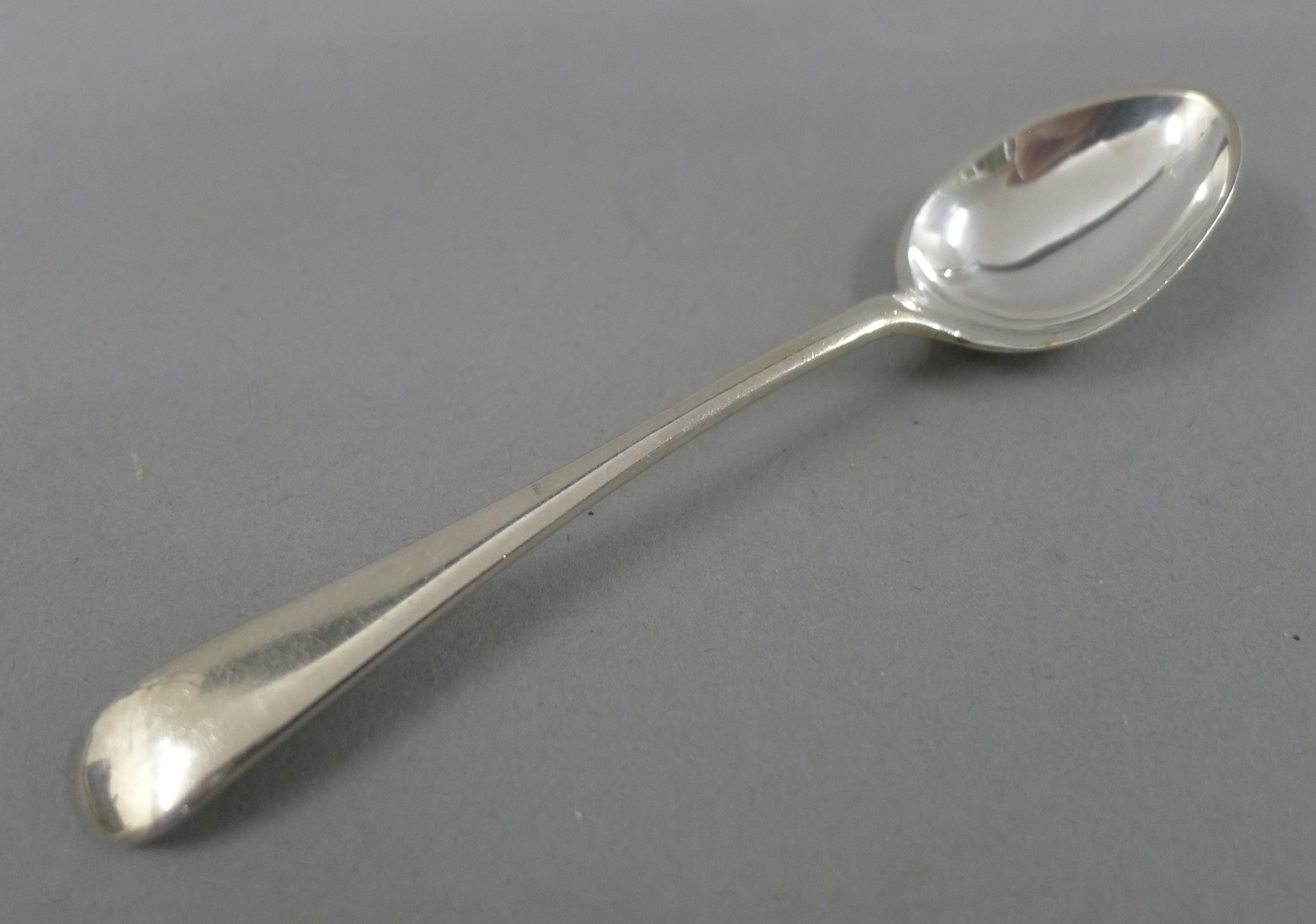 A boxed set of six silver teaspoons. 58 grammes. - Image 4 of 7