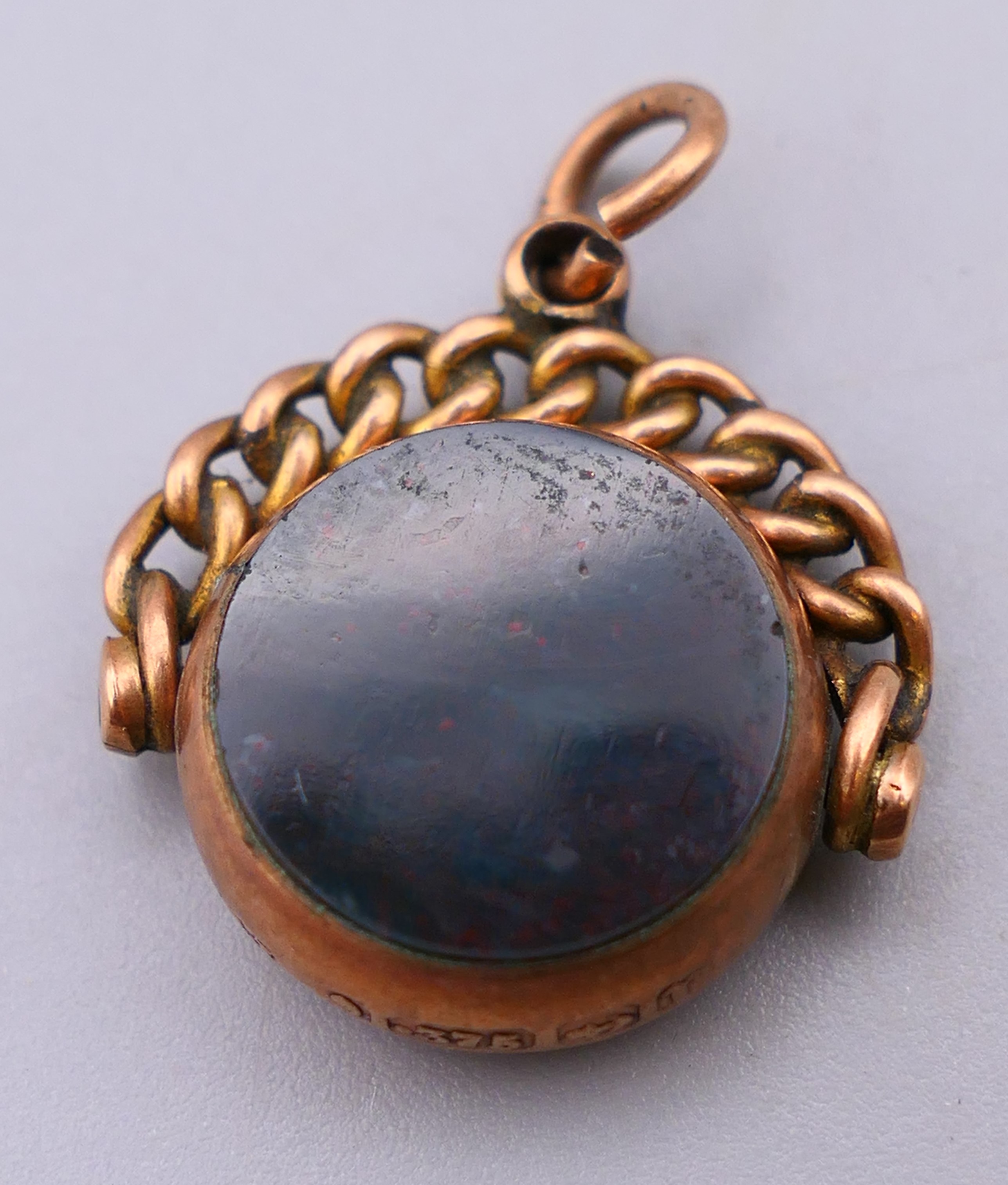 A 9 ct gold bloodstone and agate swivel fob pendant. 2 cm wide. 3.8 grammes total weight. - Image 2 of 4