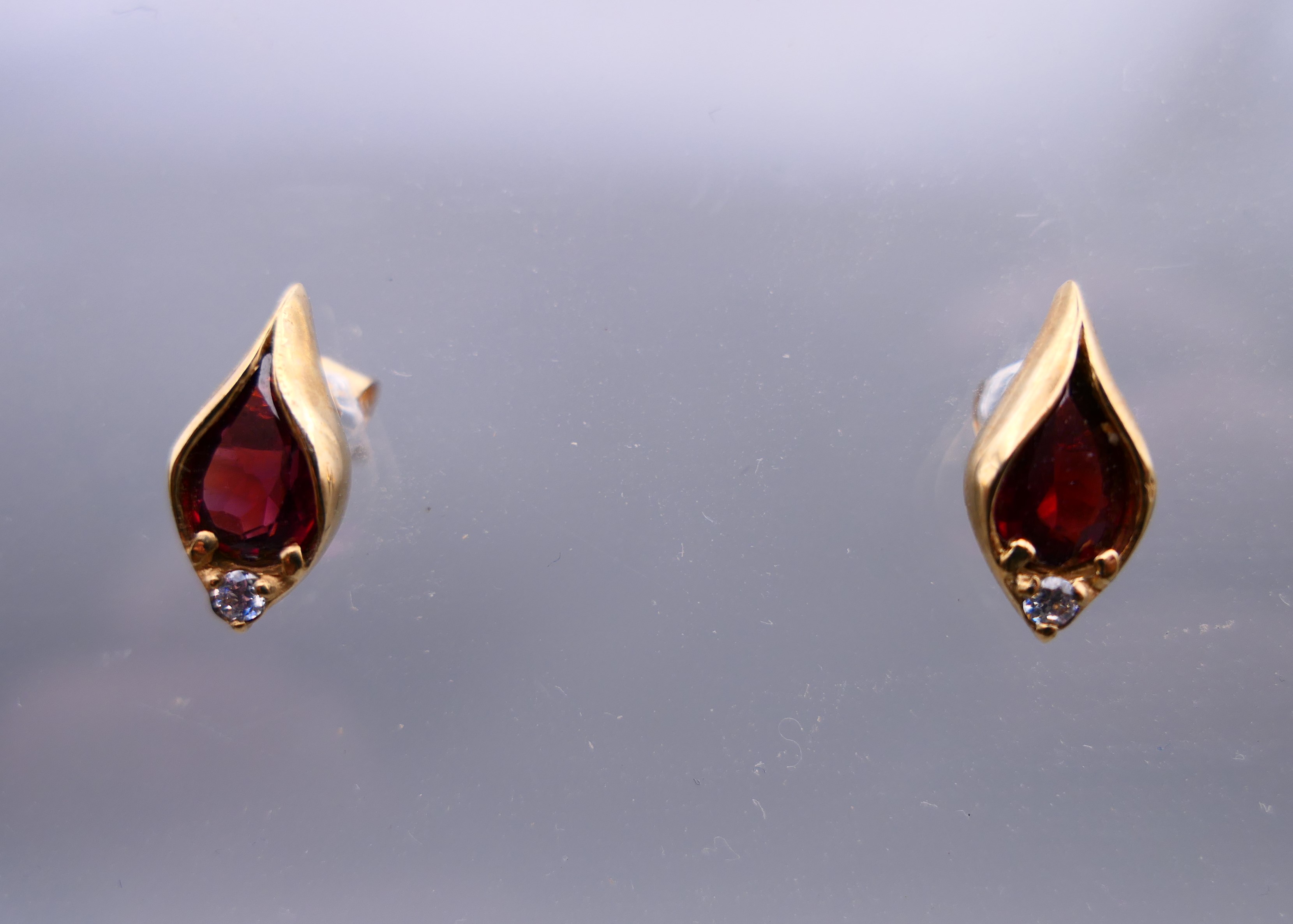 A 9 ct gold garnet pear drop pendant on a gold chain together with a pair of 9 ct gold earrings. - Image 2 of 6