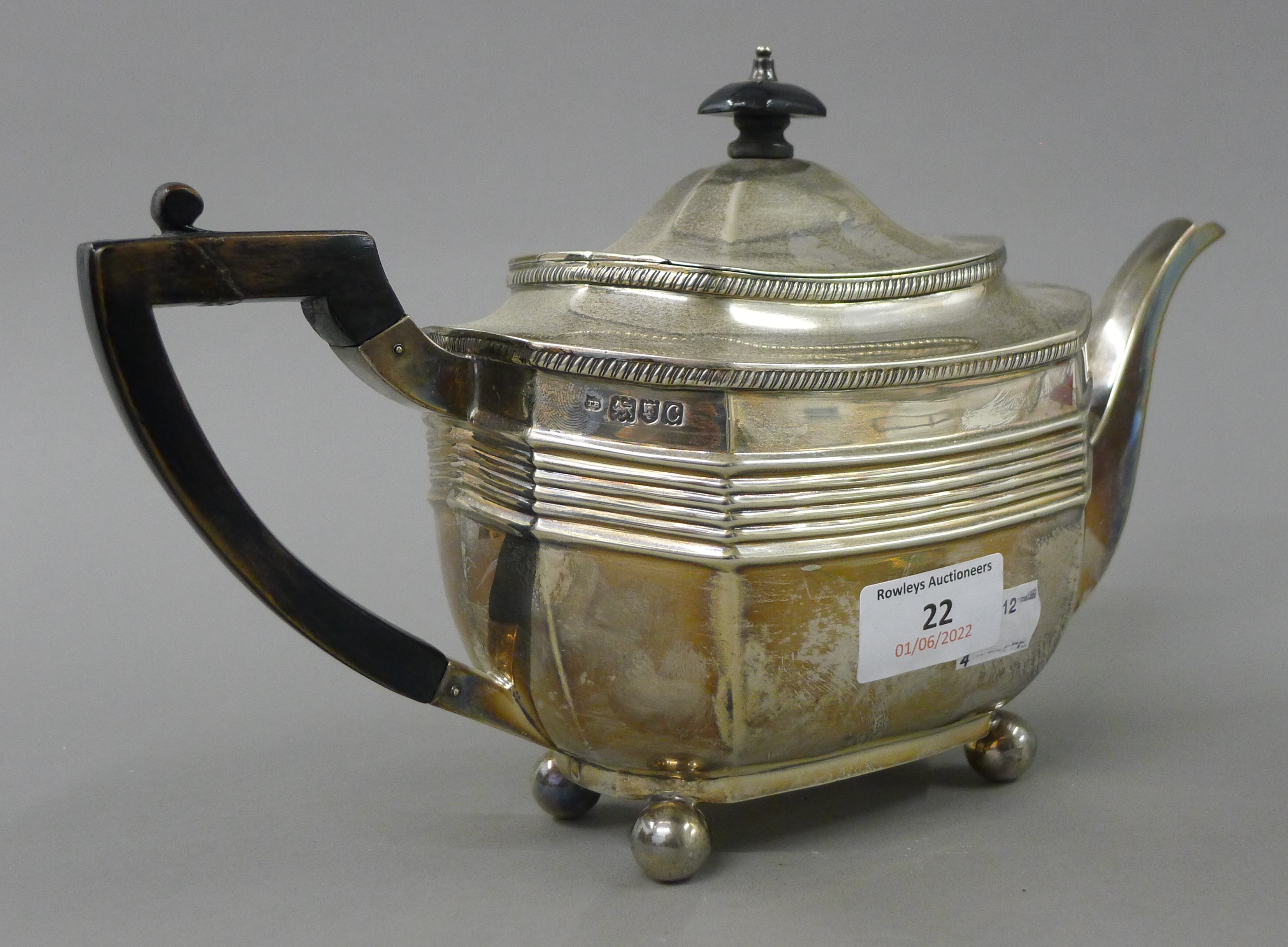 A silver three-piece tea set. The teapot 29 cm long. 854.6 grammes total weight. - Image 4 of 11