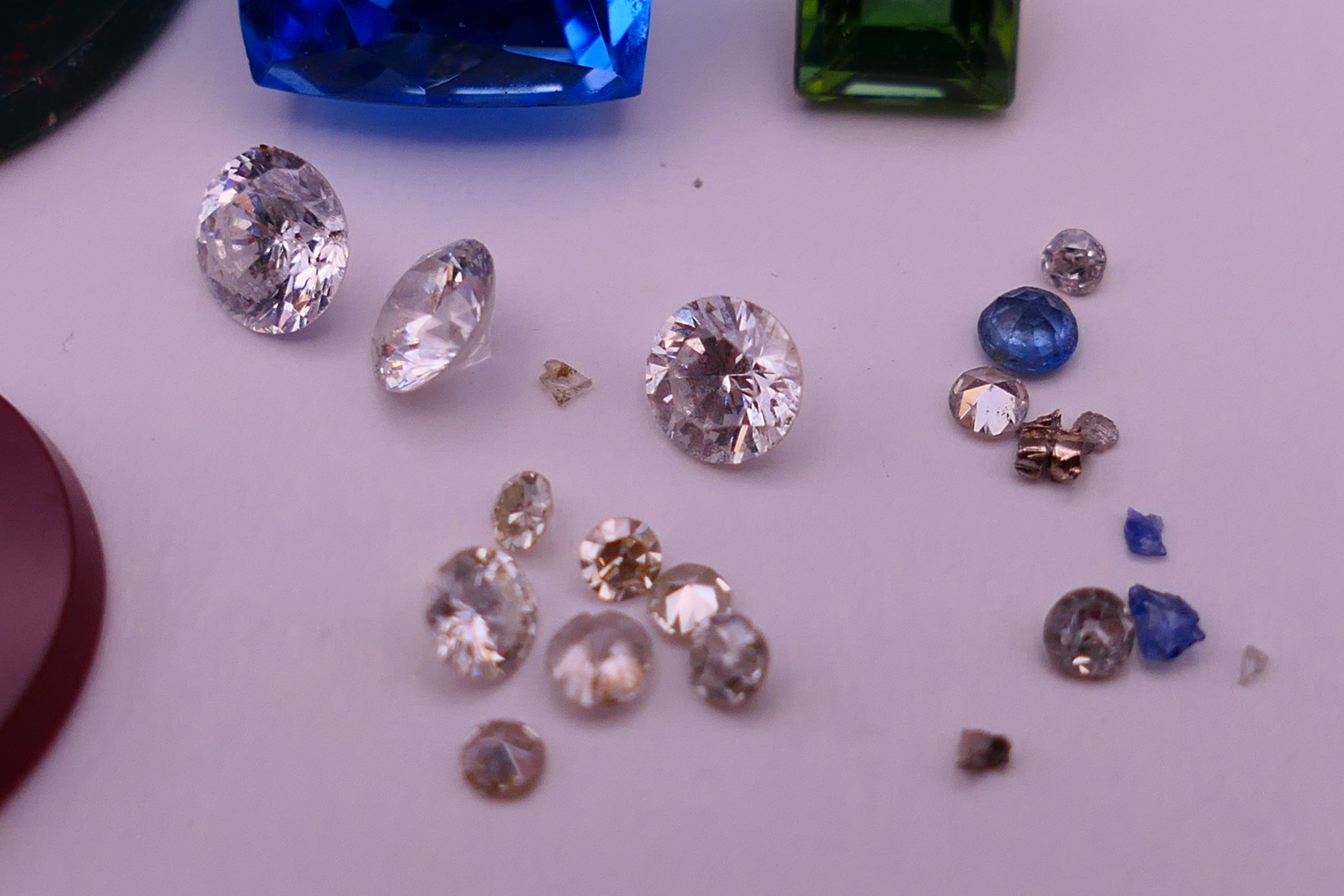 A quantity of gemstones, including diamonds, sapphires, etc. - Image 2 of 4