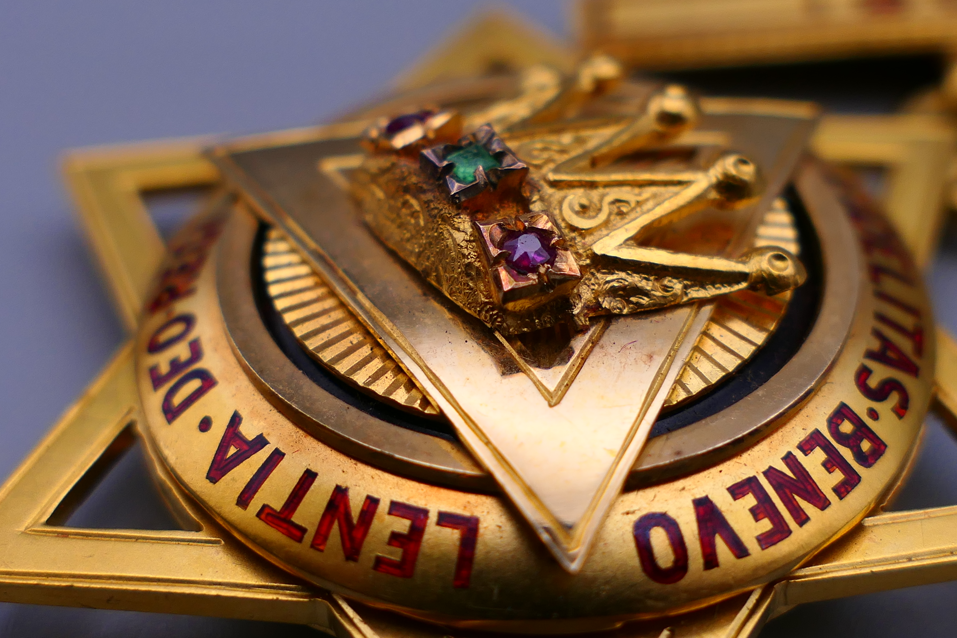 An 18 ct gold Masonic Bulawayo 1907 medal, the reverse inscribed, boxed. 11.5 cm high. - Image 4 of 8