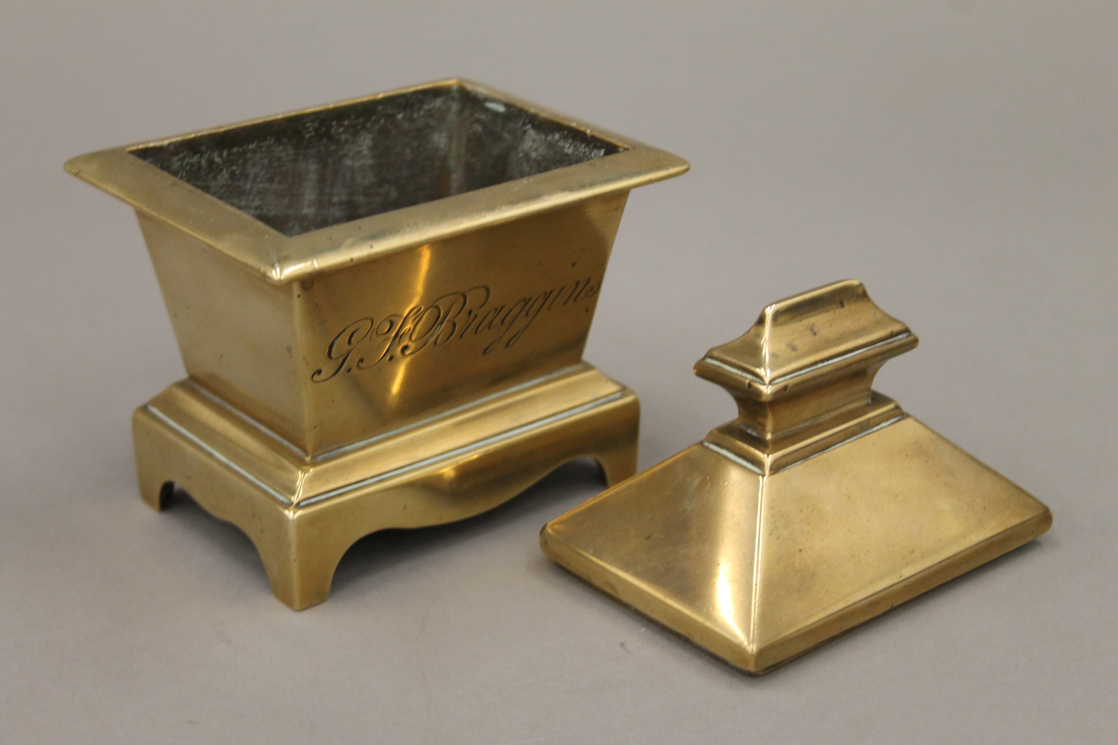 A Georgian bronze tobacco box. 10.5 cm wide. - Image 4 of 5
