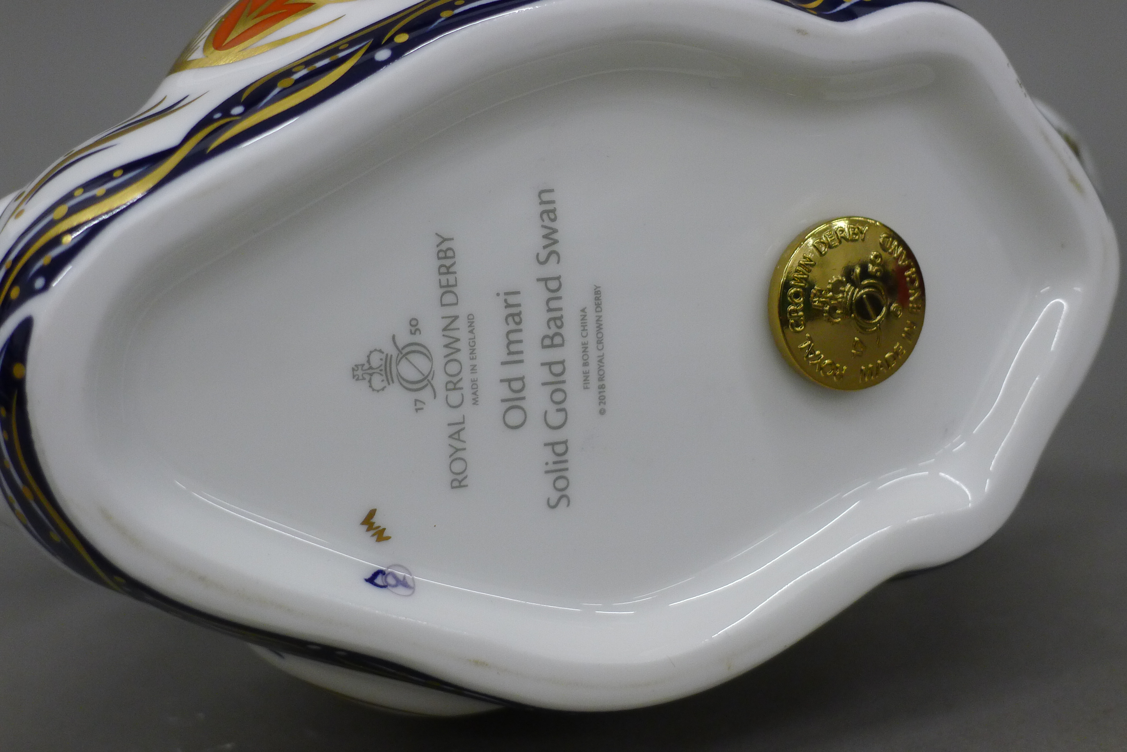 A boxed Royal Crown Derby Old Imari Solid Gold Band Swan paperweight. - Image 4 of 5
