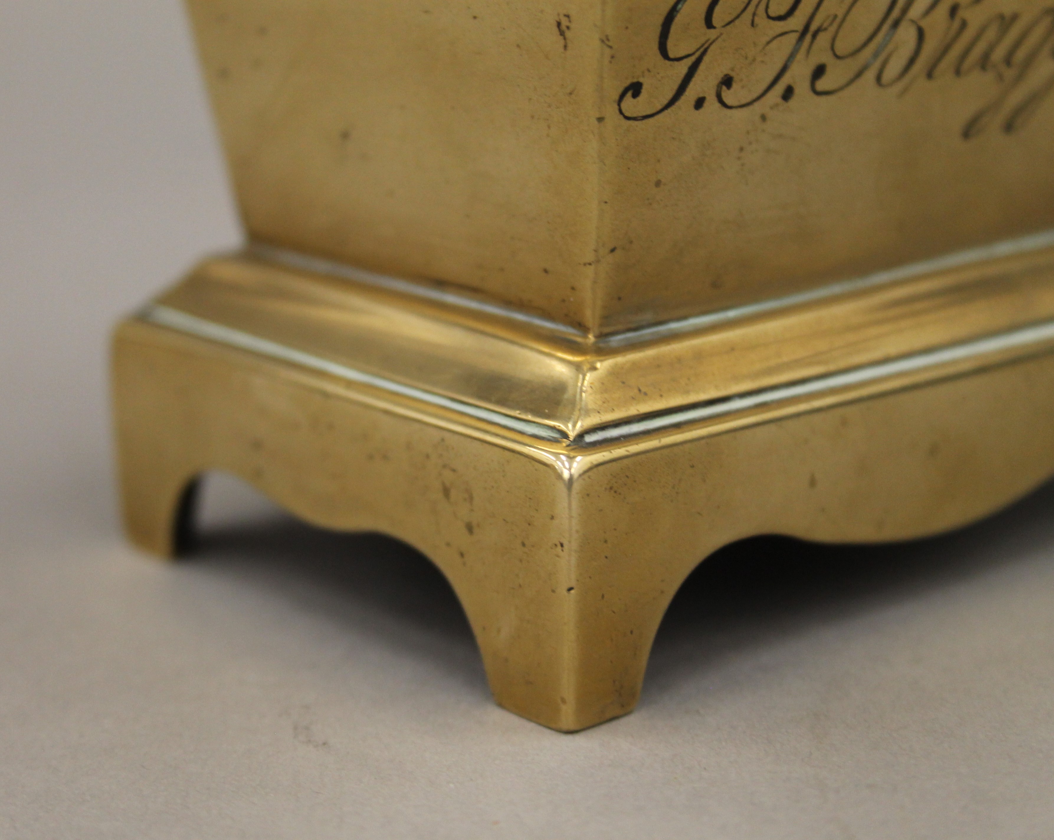 A Georgian bronze tobacco box. 10.5 cm wide. - Image 5 of 5