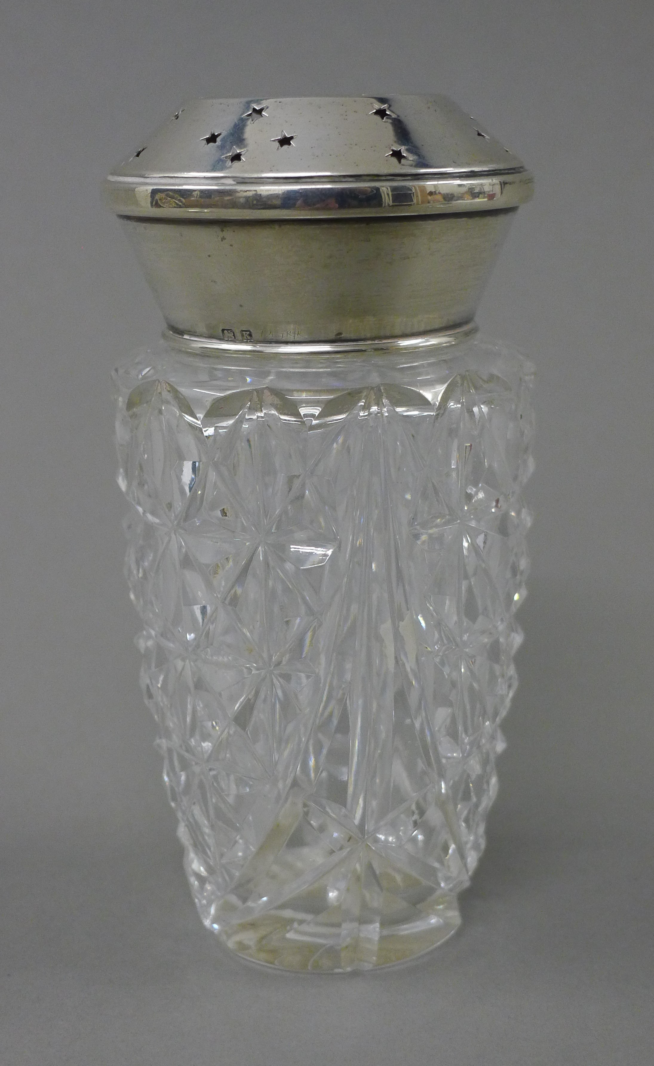 A silver topped sugar sifter. 14 cm high. - Bild 2 aus 5