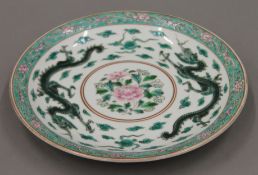 A Samson porcelain plate decorated with dragons. 21.5 cm diameter.