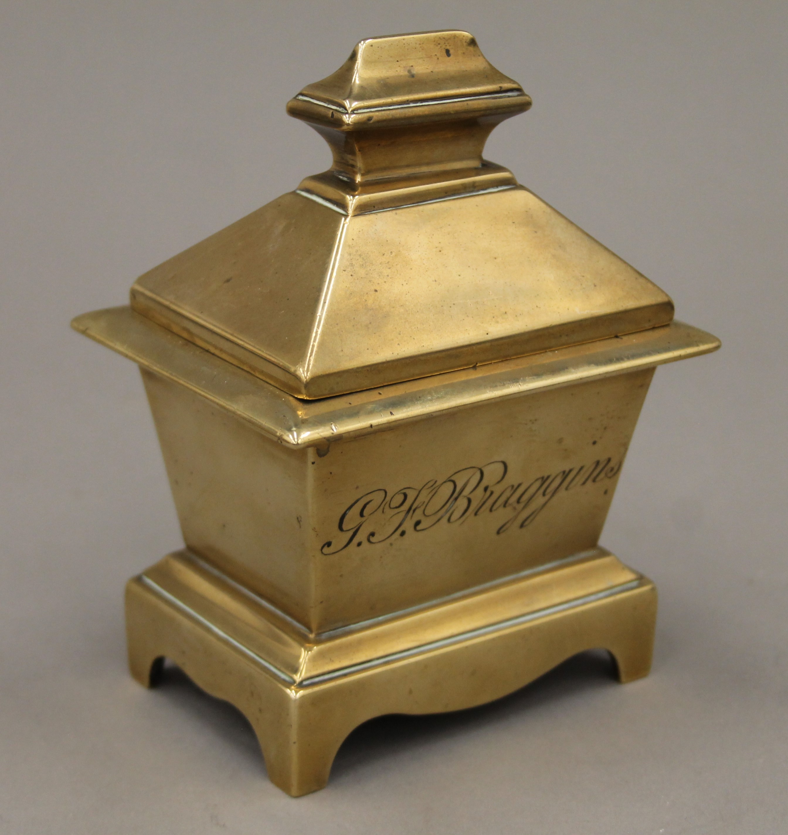 A Georgian bronze tobacco box. 10.5 cm wide. - Image 3 of 5