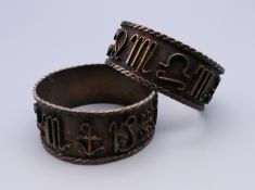 A pair of unmarked silver napkin rings. 4.5 cm diameter.