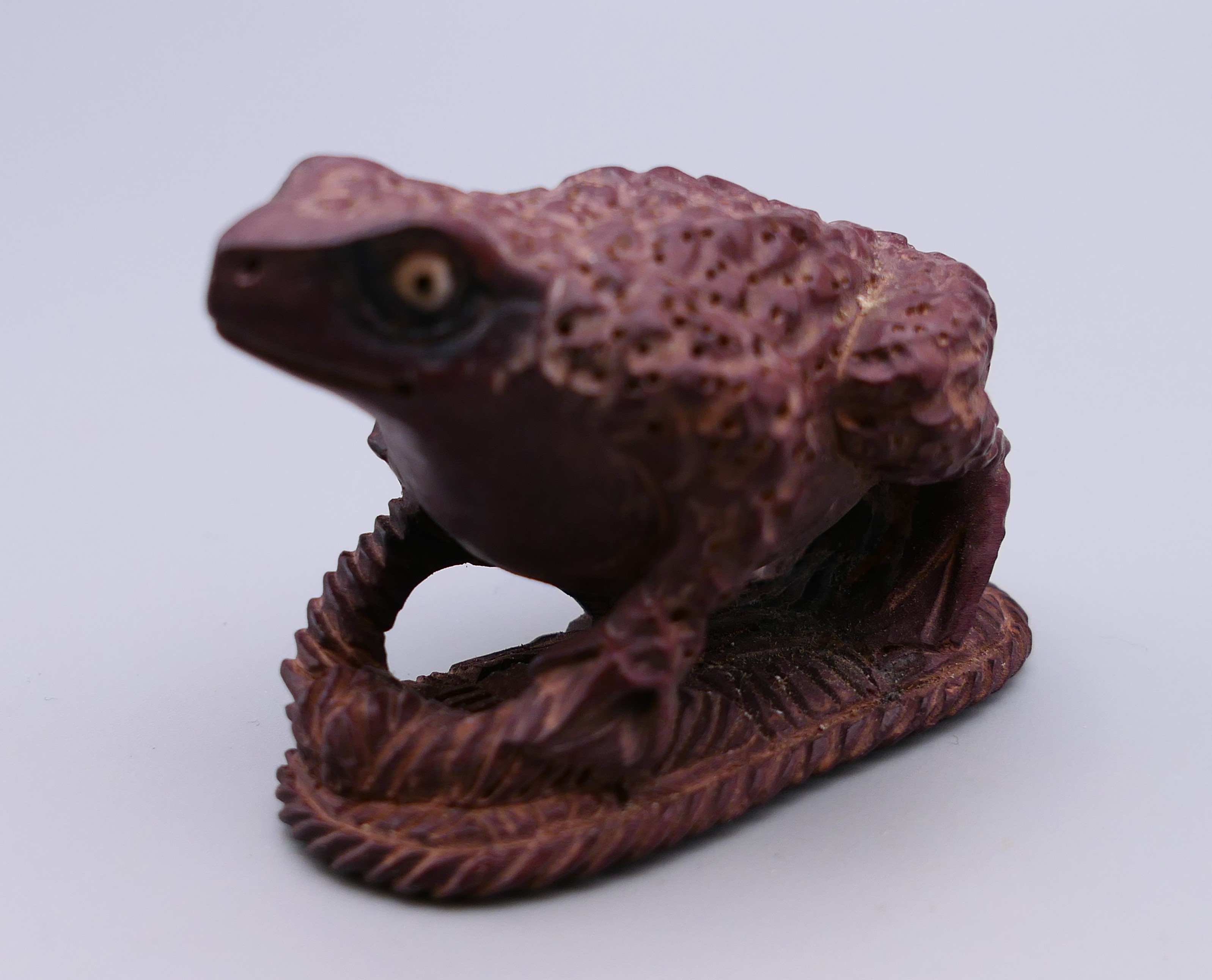 A netsuke formed as a frog. 5.5 cm long. - Image 2 of 3