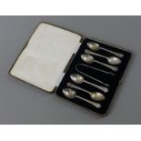 A cased set of six silver teaspoons and sugar tongs. 95.7 grammes.