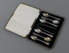 A cased set of six silver teaspoons and sugar tongs. 95.7 grammes.