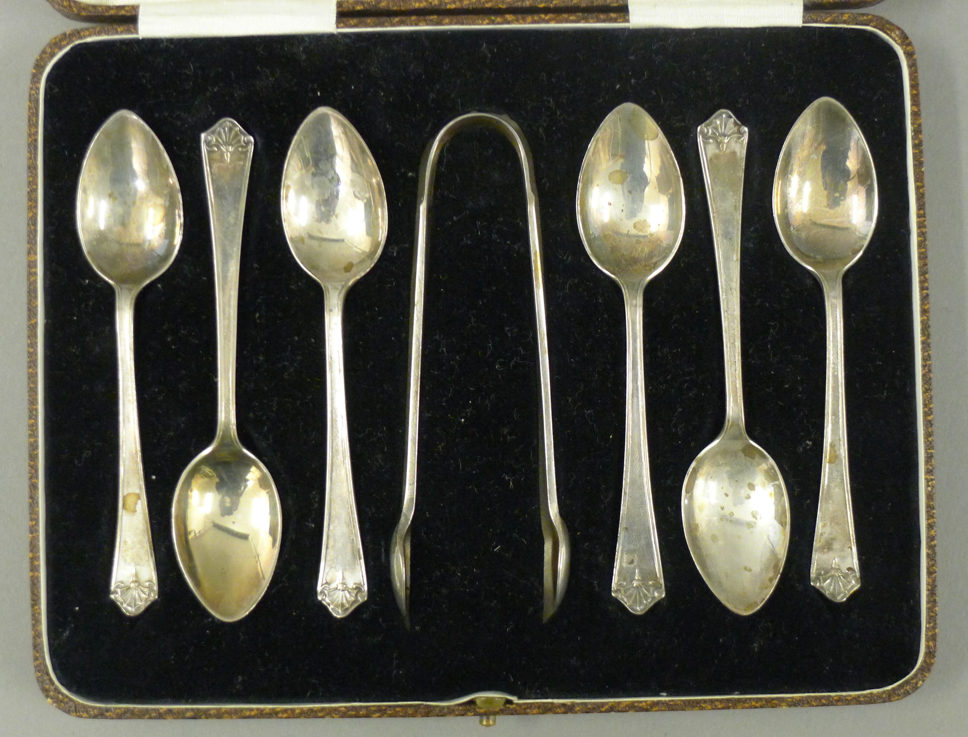 A cased set of six silver teaspoons and sugar tongs. 95.7 grammes. - Image 2 of 7