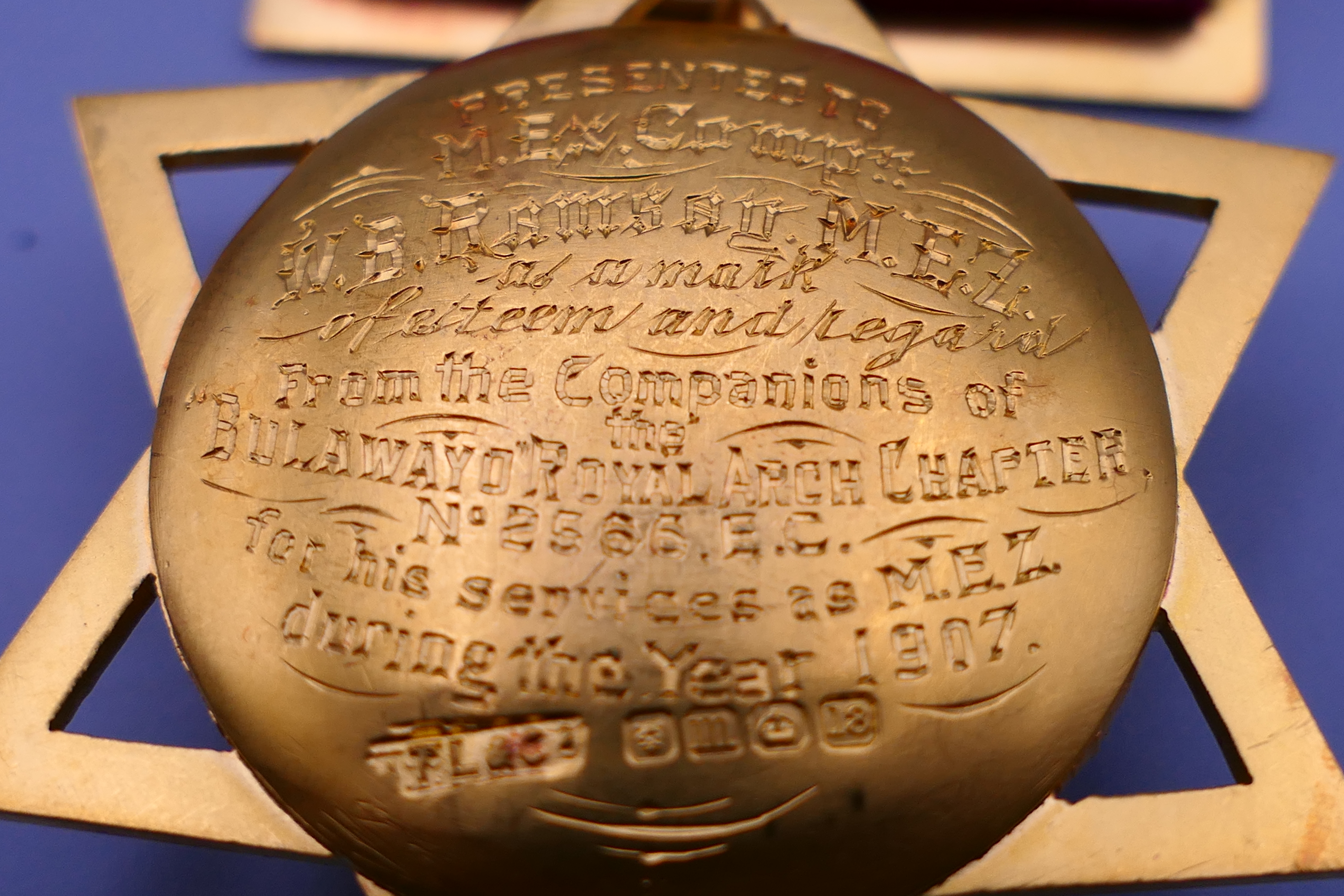 An 18 ct gold Masonic Bulawayo 1907 medal, the reverse inscribed, boxed. 11.5 cm high. - Image 6 of 8