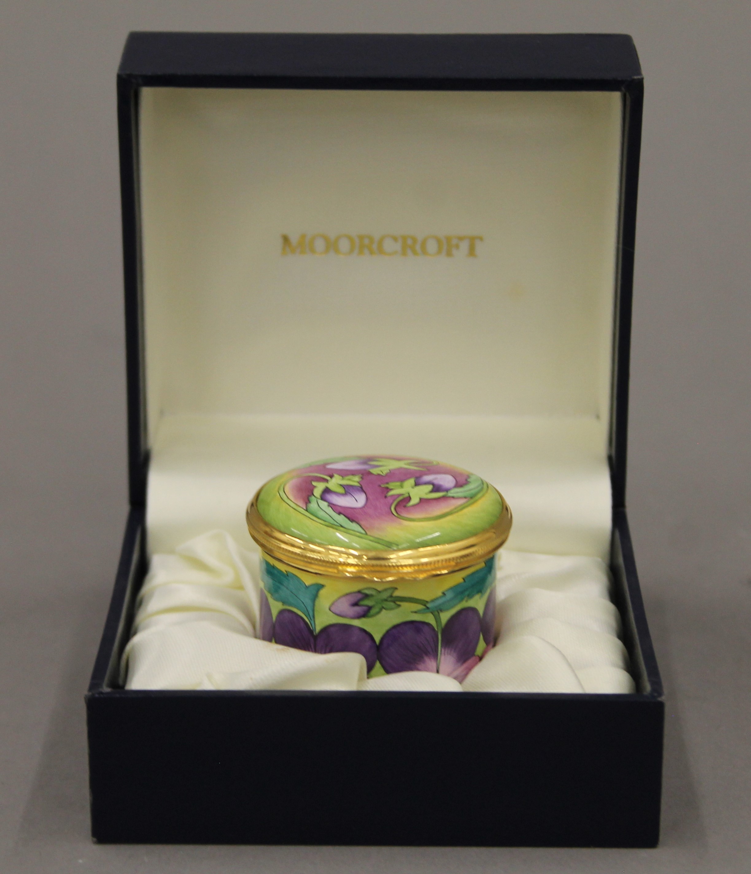 A boxed Moorcroft enamel Heartsease box. 4.25 cm diameter. - Image 8 of 8