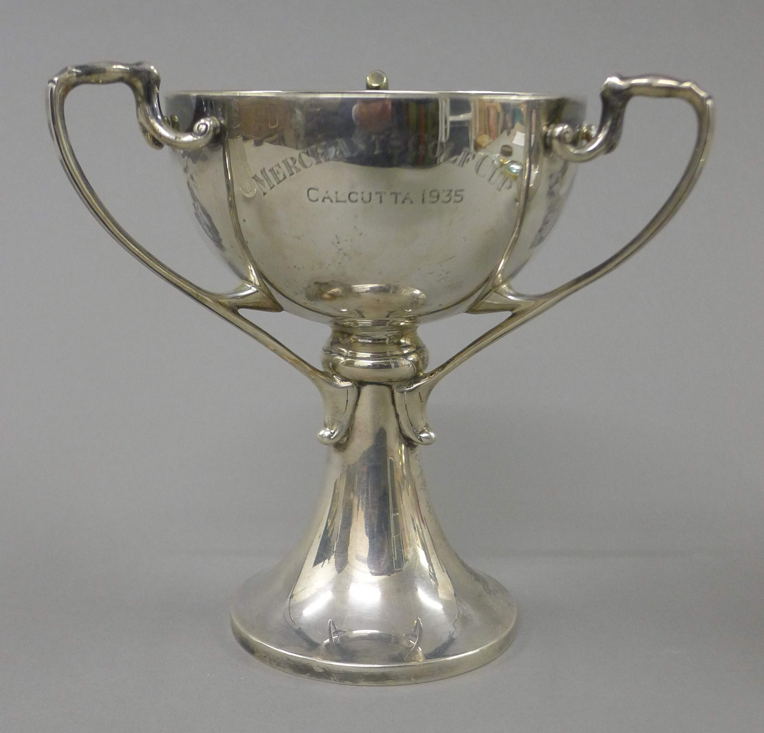 An Indian silver Merchants Golf Cup trophy, Calcutta 1935. 14 cm high. 308 grammes. - Image 2 of 7