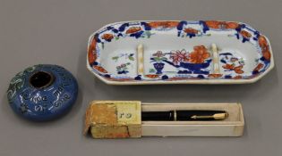 A Mason's ironstone pen tray, a Parker pen and a Barum 1908 inkwell. The former 19.5 cm long.