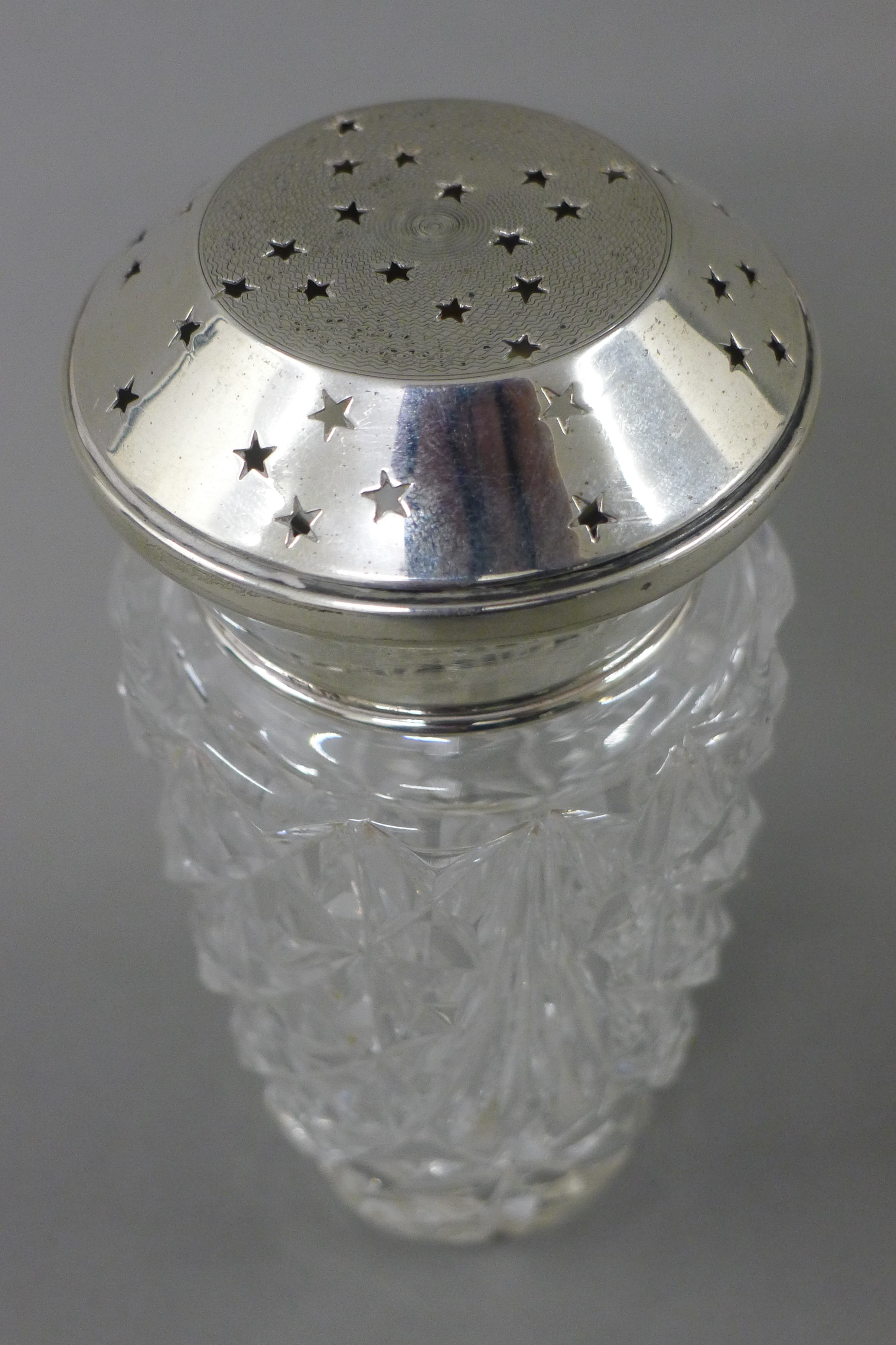 A silver topped sugar sifter. 14 cm high. - Bild 3 aus 5