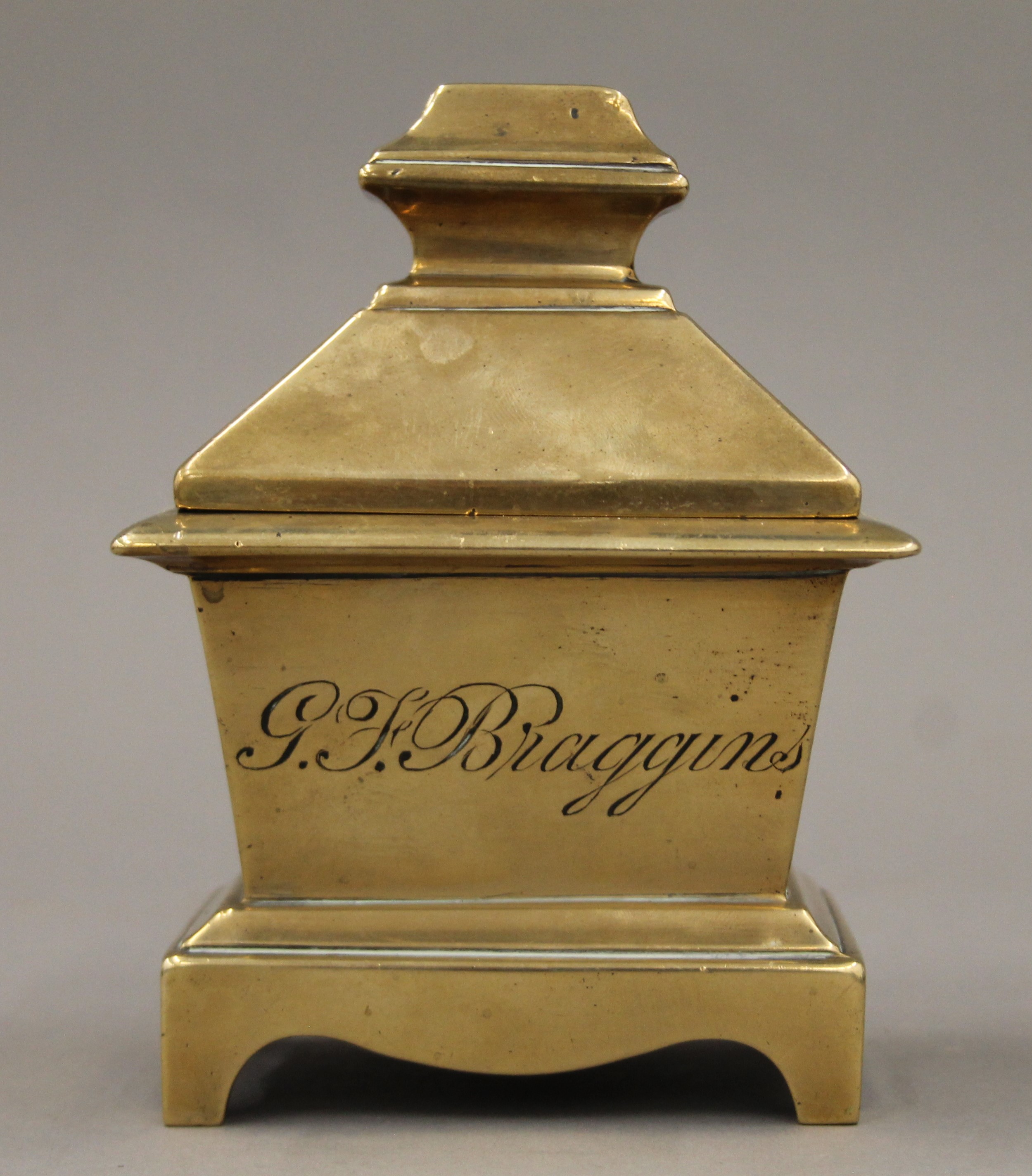 A Georgian bronze tobacco box. 10.5 cm wide. - Image 2 of 5