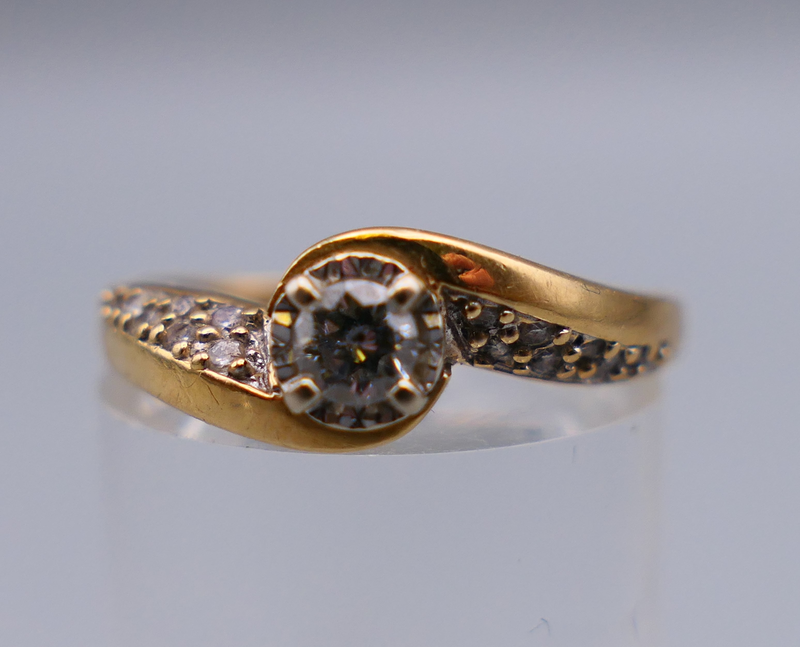 An 18 ct gold and diamond crossover ring, approximately 0.25 carat of diamonds. Ring size P/Q. 4. - Image 2 of 8