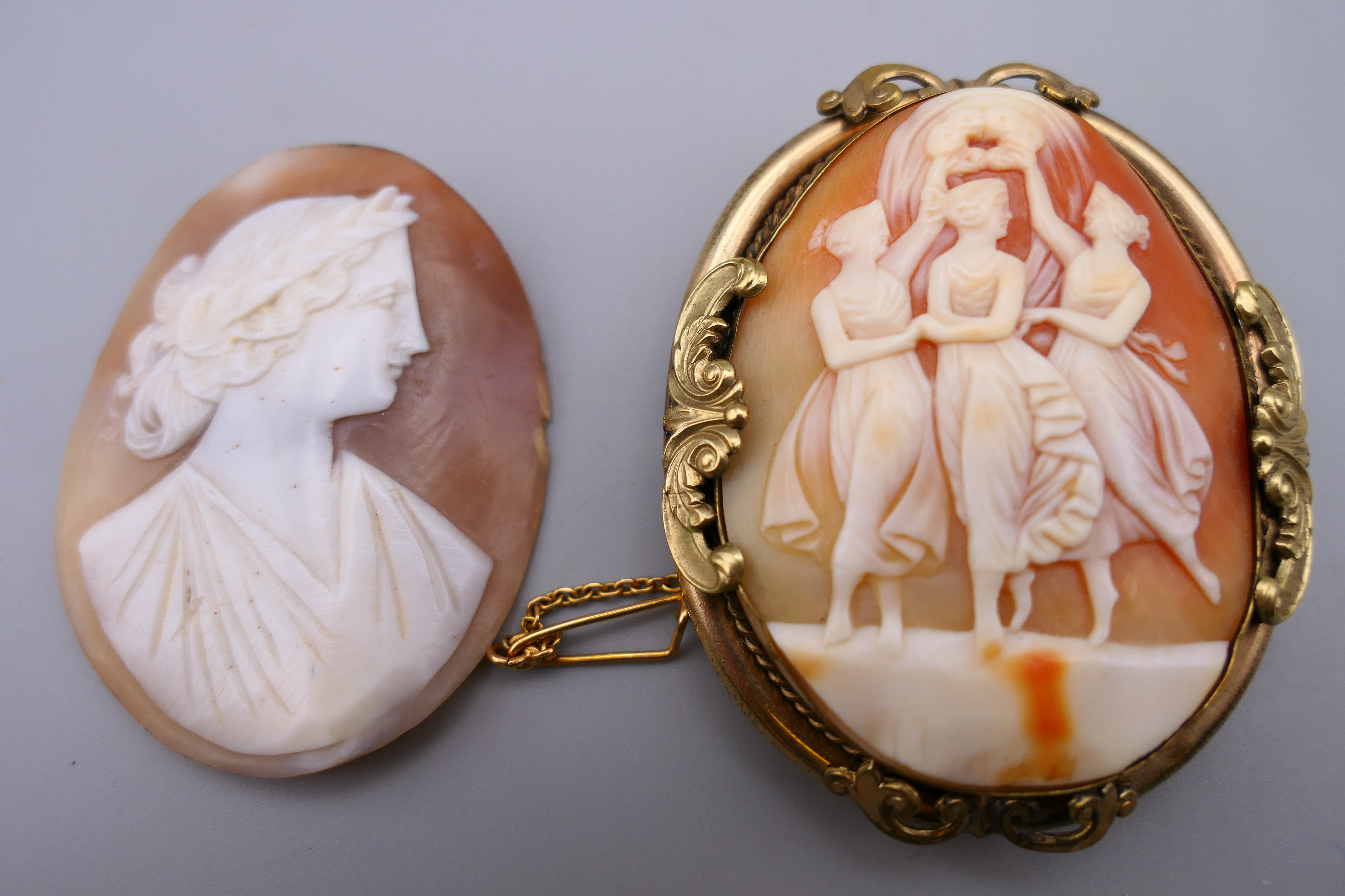 A cameo brooch, an unmounted cameo and a 9 ct gold back and front heart shaped locket on chain. - Image 6 of 7