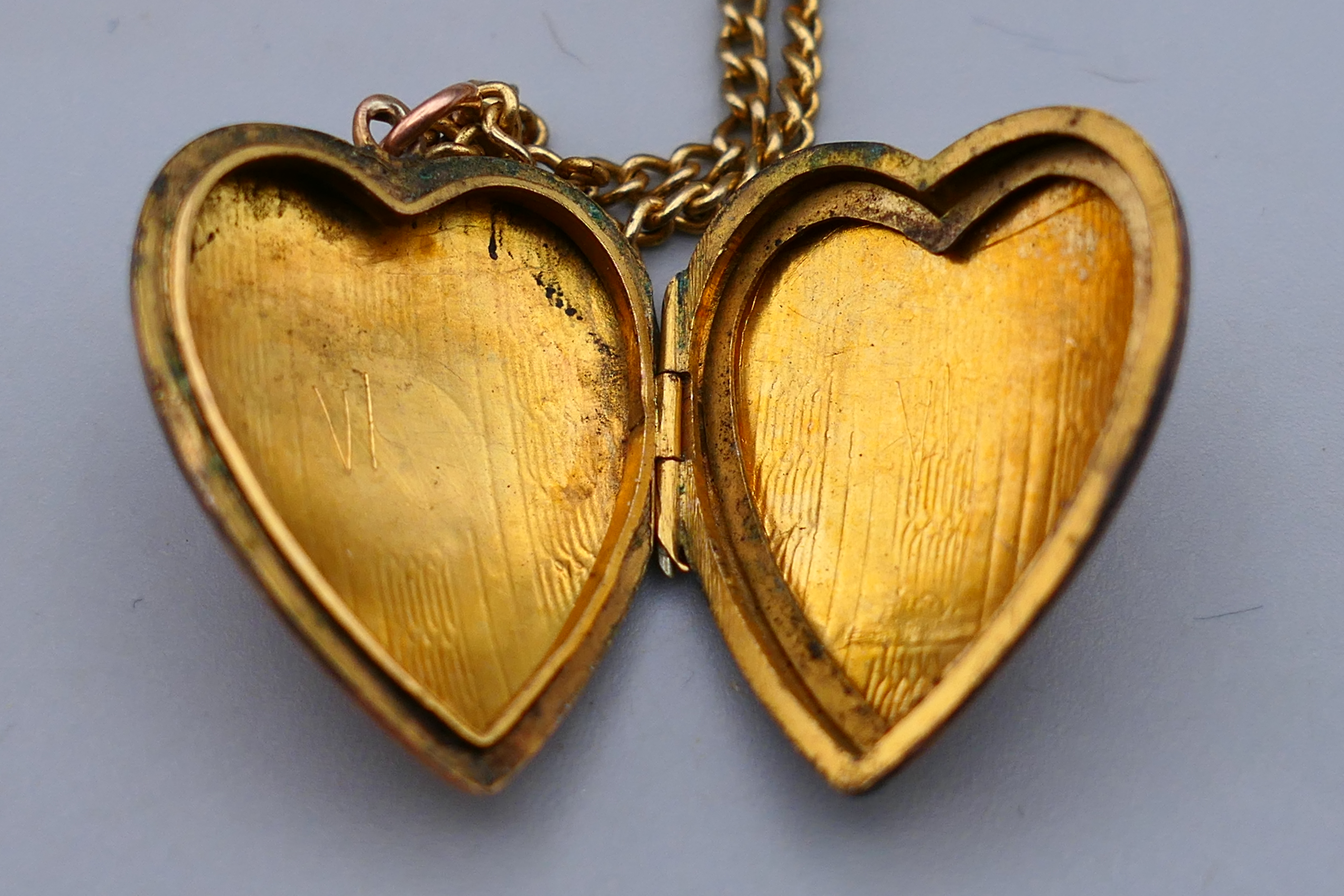 A cameo brooch, an unmounted cameo and a 9 ct gold back and front heart shaped locket on chain. - Image 5 of 7