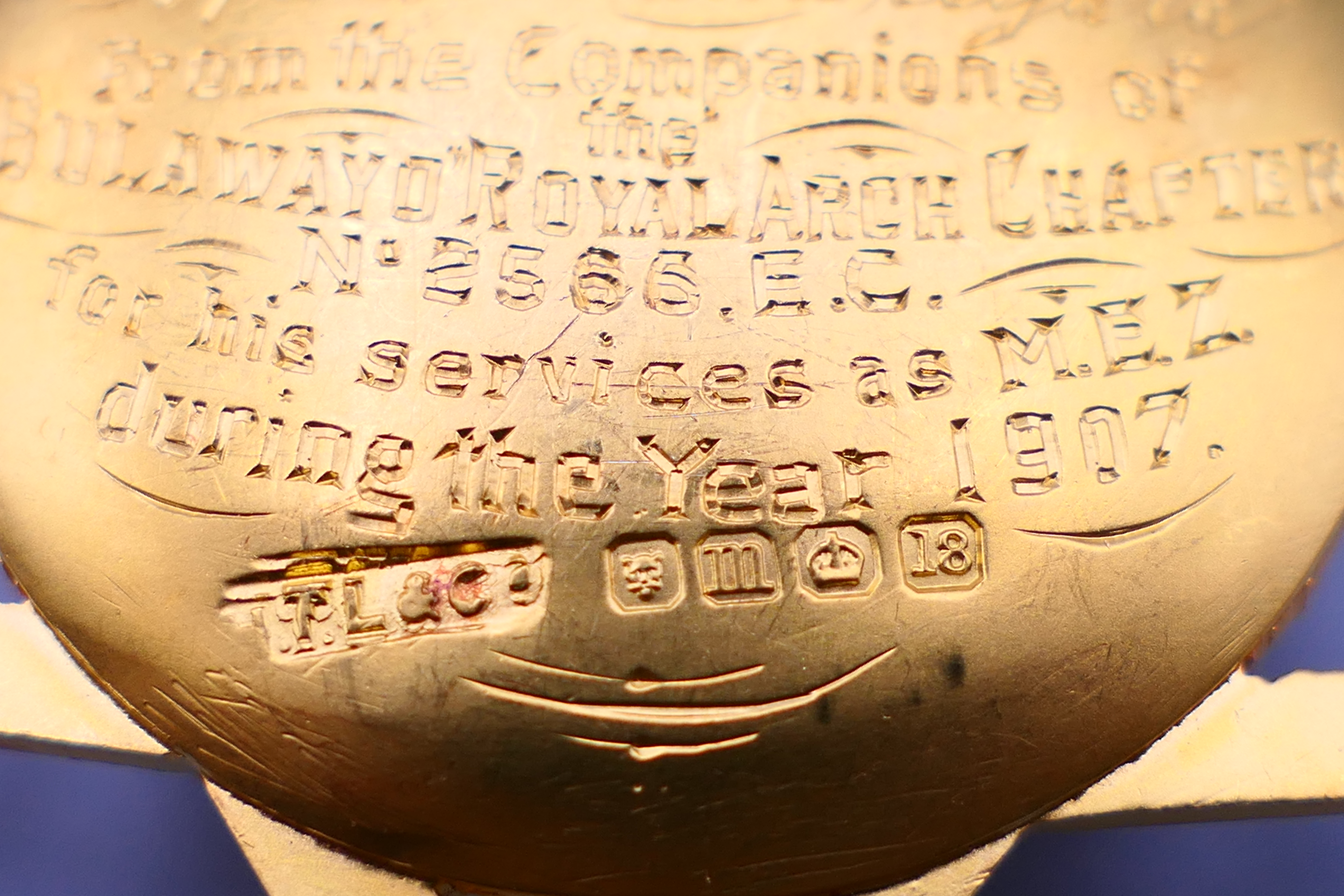 An 18 ct gold Masonic Bulawayo 1907 medal, the reverse inscribed, boxed. 11.5 cm high. - Image 7 of 8