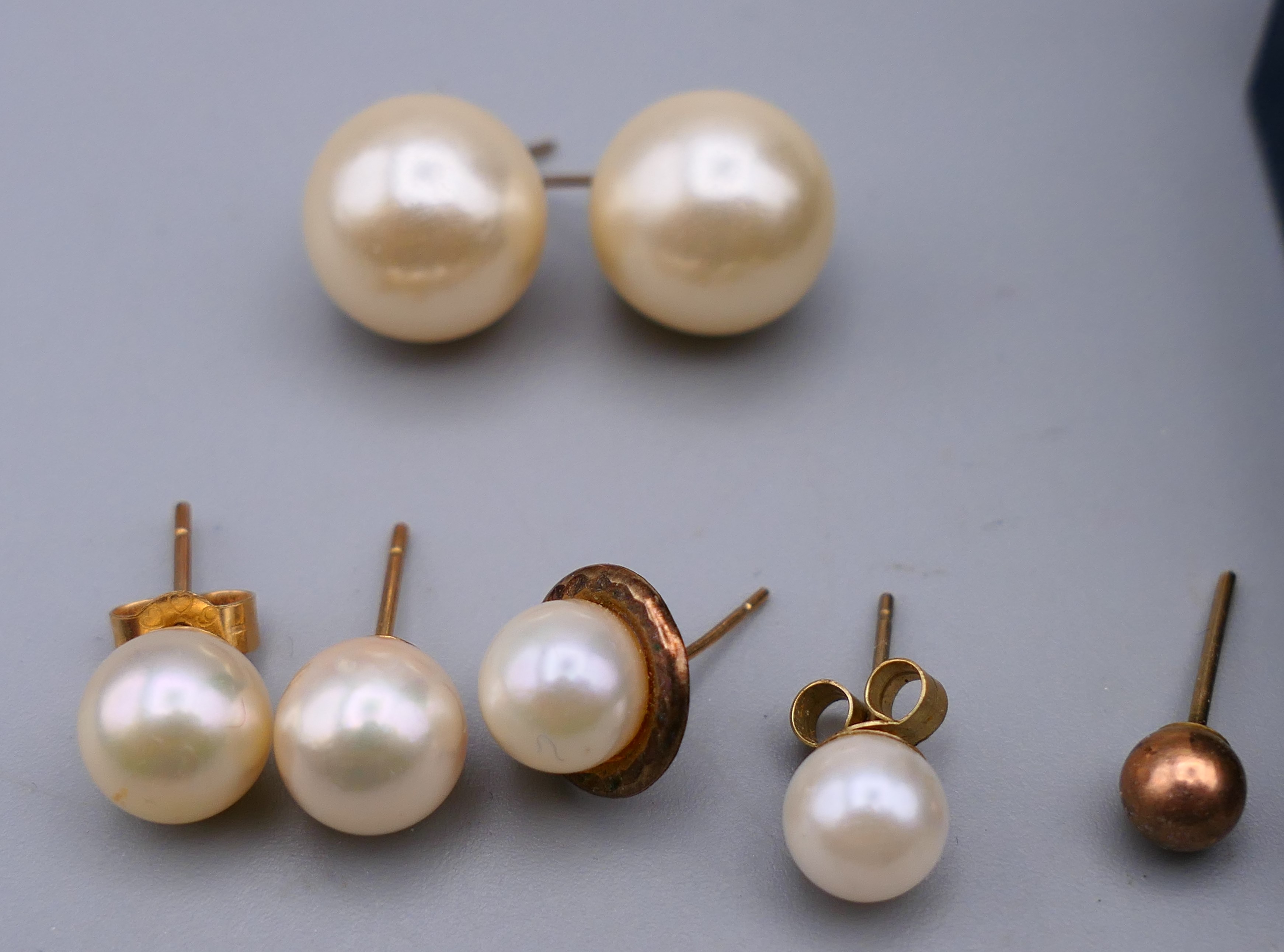 A quantity of pearl earrings. - Image 3 of 3