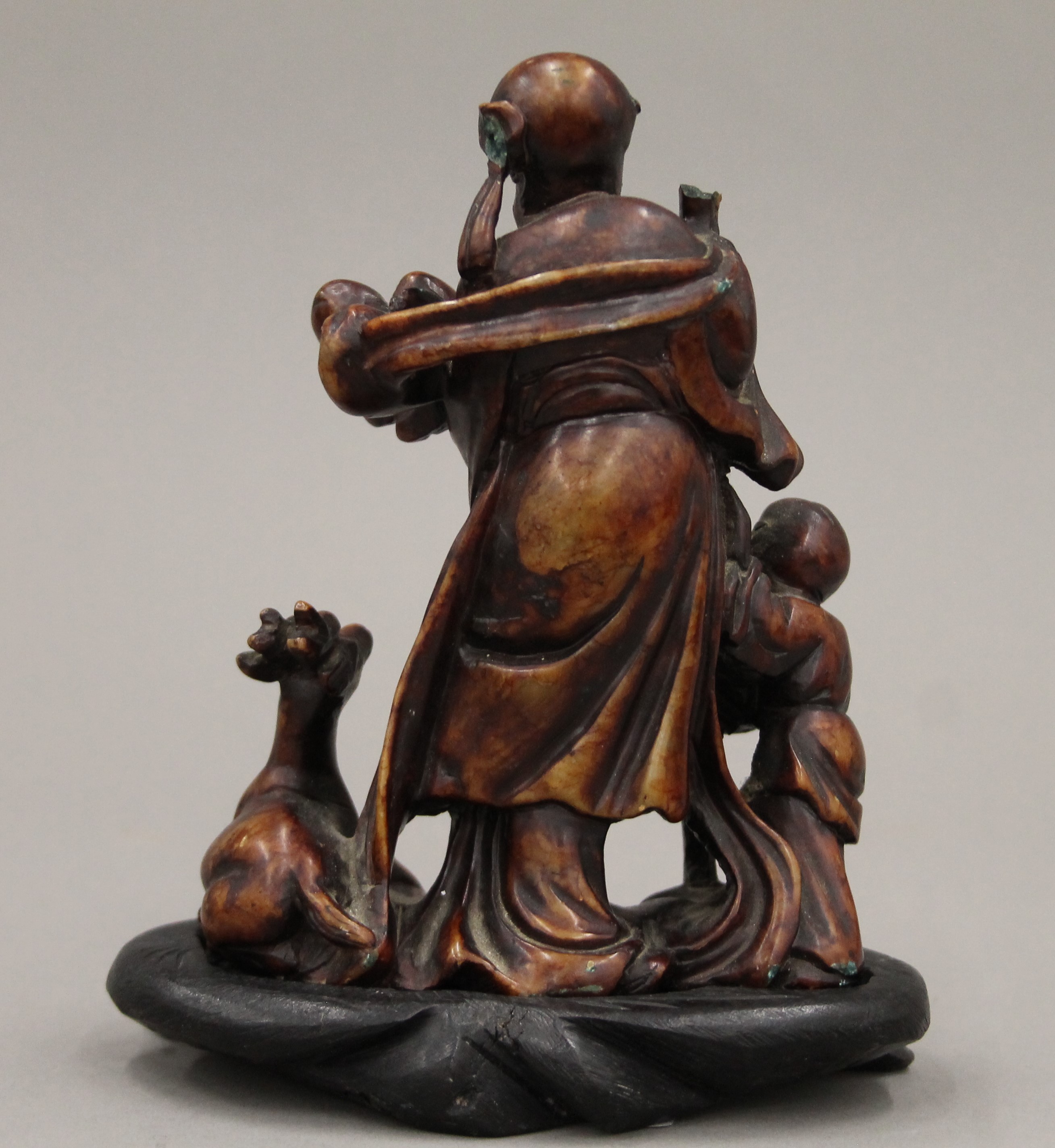 A Chinese carved soapstone group mounted on a carved wooden plinth base. 15 cm high overall. - Image 6 of 9