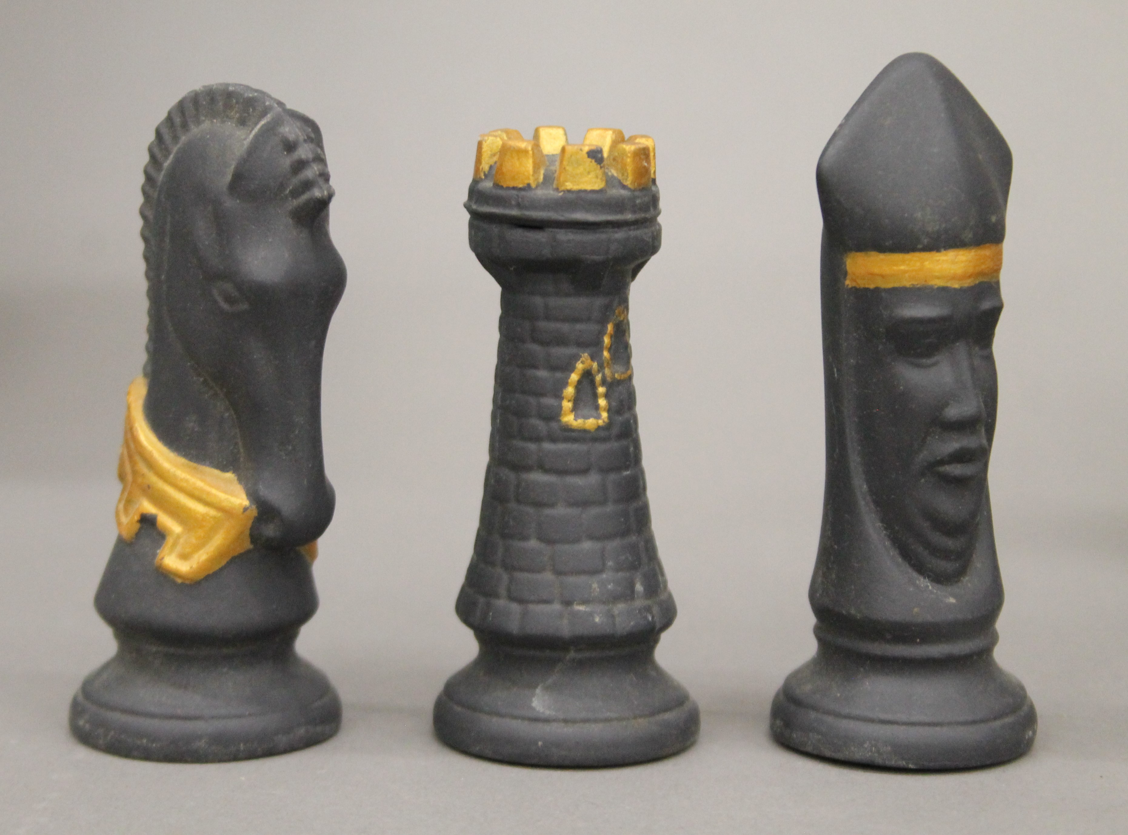 A porcelain chess set. The kings 9 cm high. - Image 4 of 4