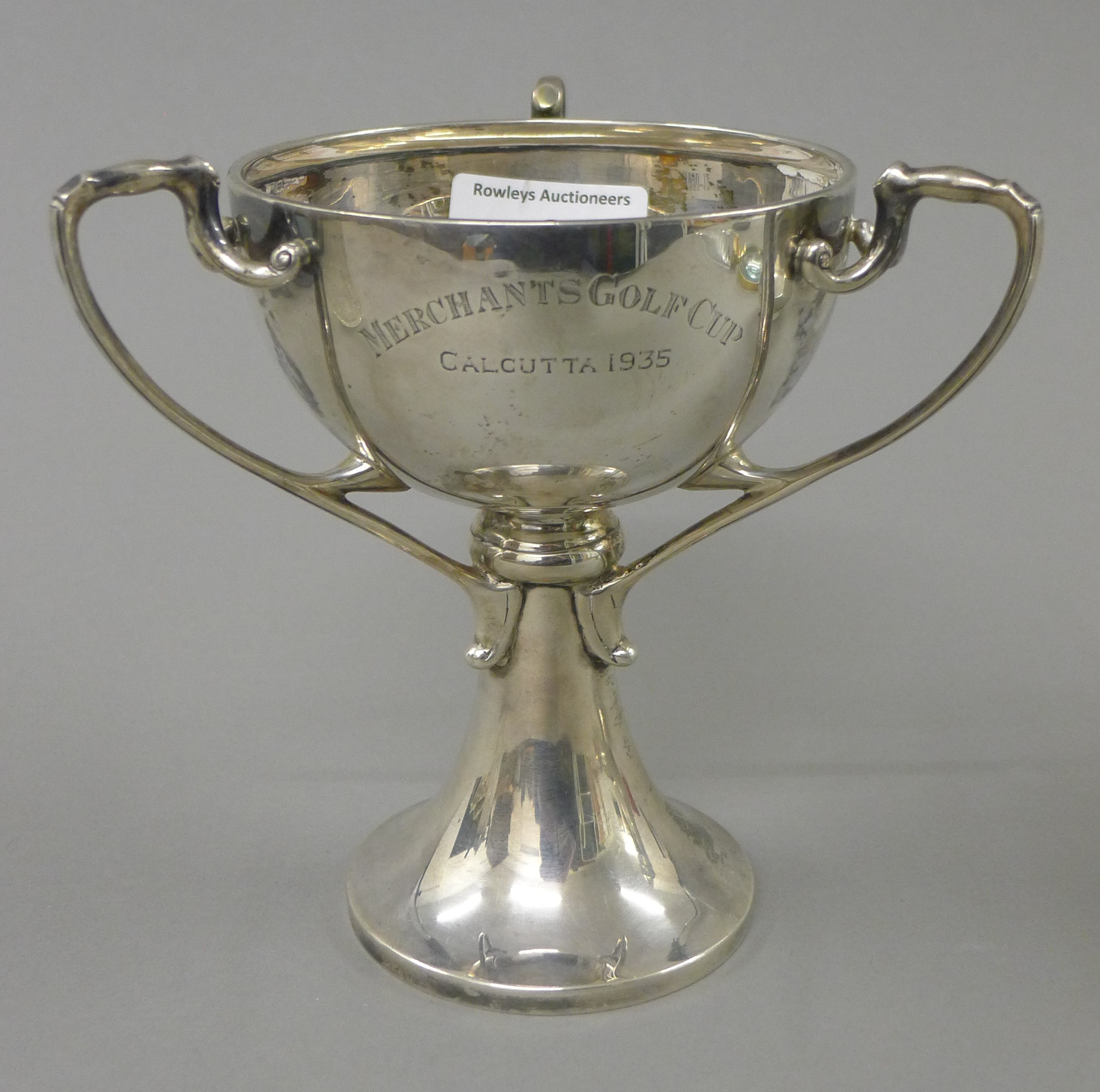 An Indian silver Merchants Golf Cup trophy, Calcutta 1935. 14 cm high. 308 grammes.